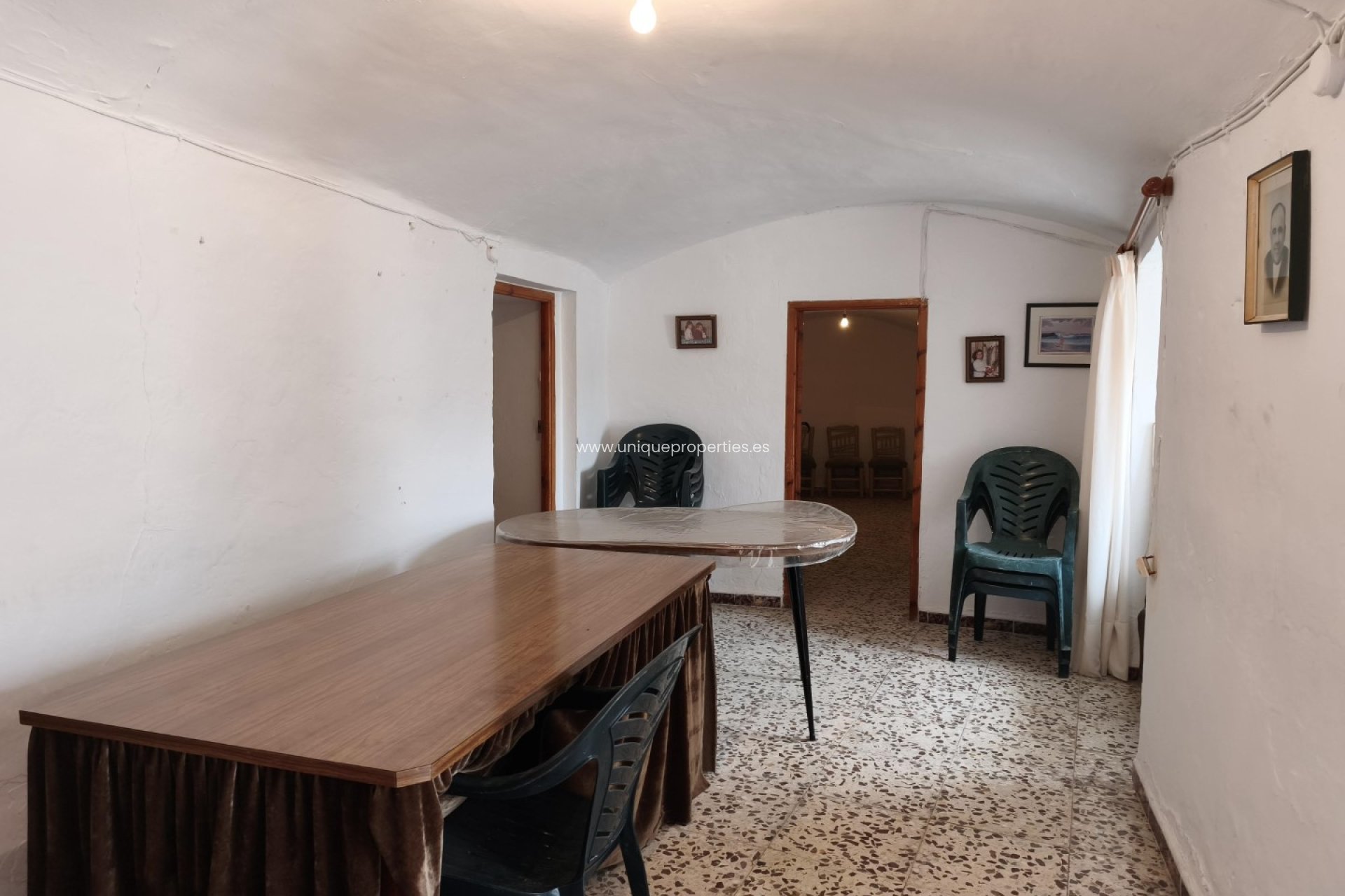 Herverkoop - Cave House -
Caniles