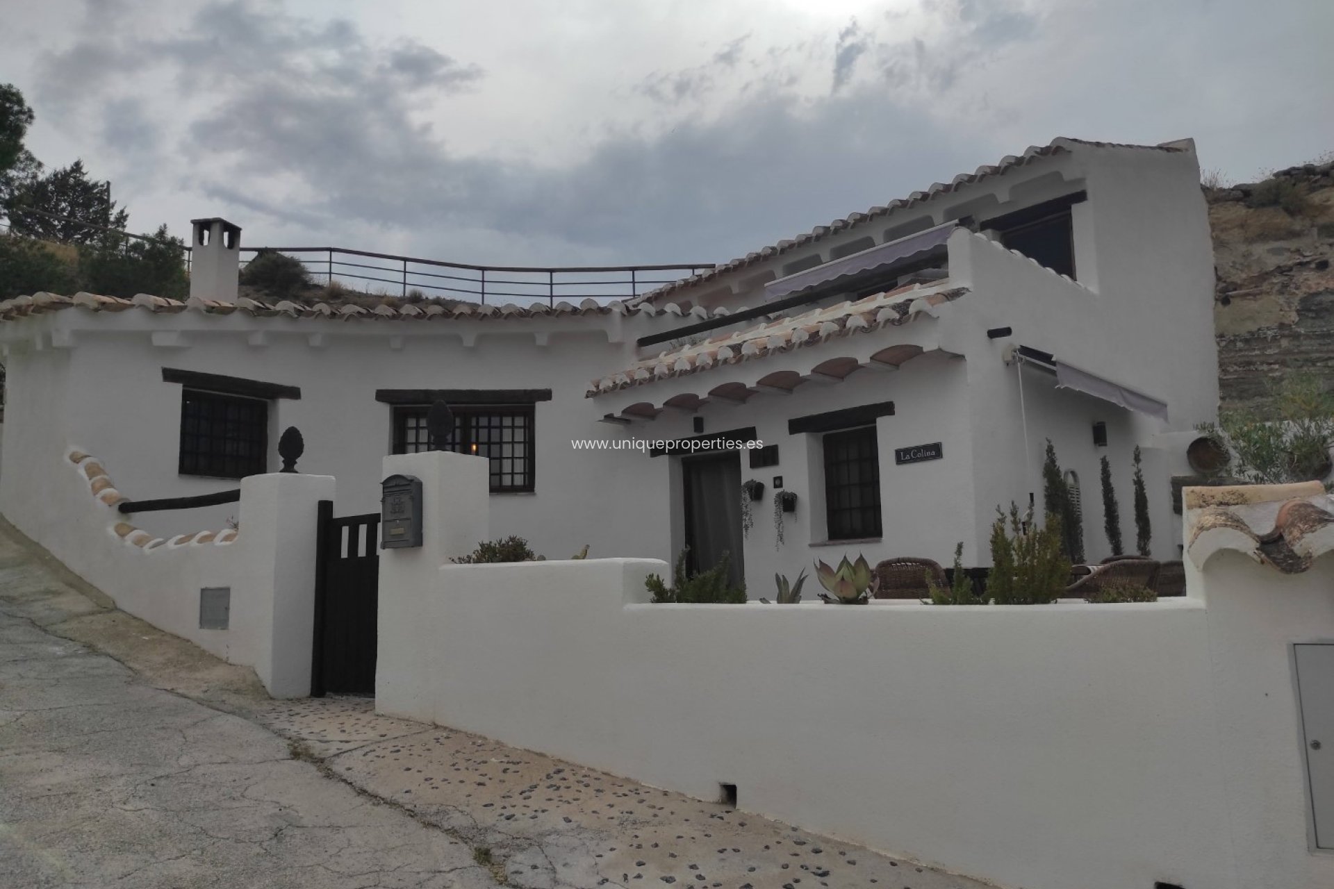 Herverkoop - Cave House -
Galera