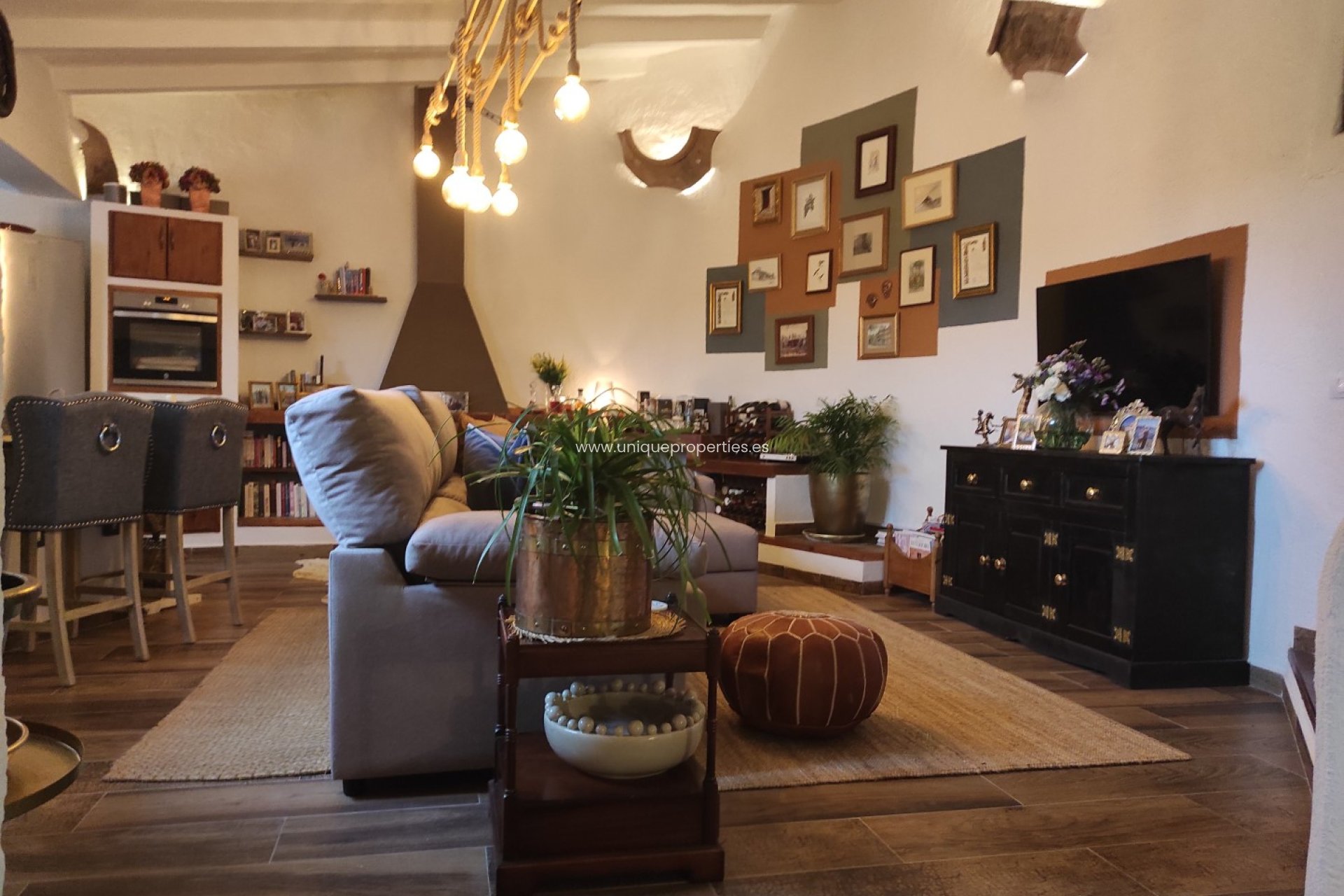 Herverkoop - Cave House -
Galera