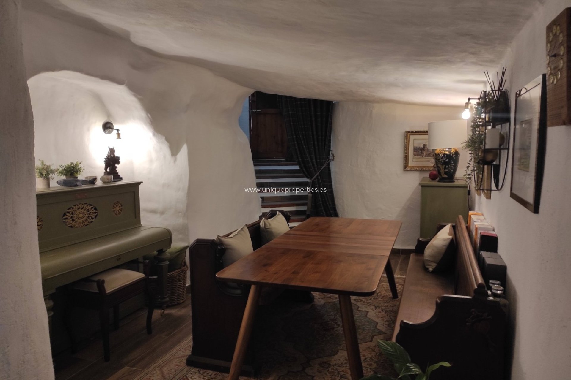 Herverkoop - Cave House -
Galera