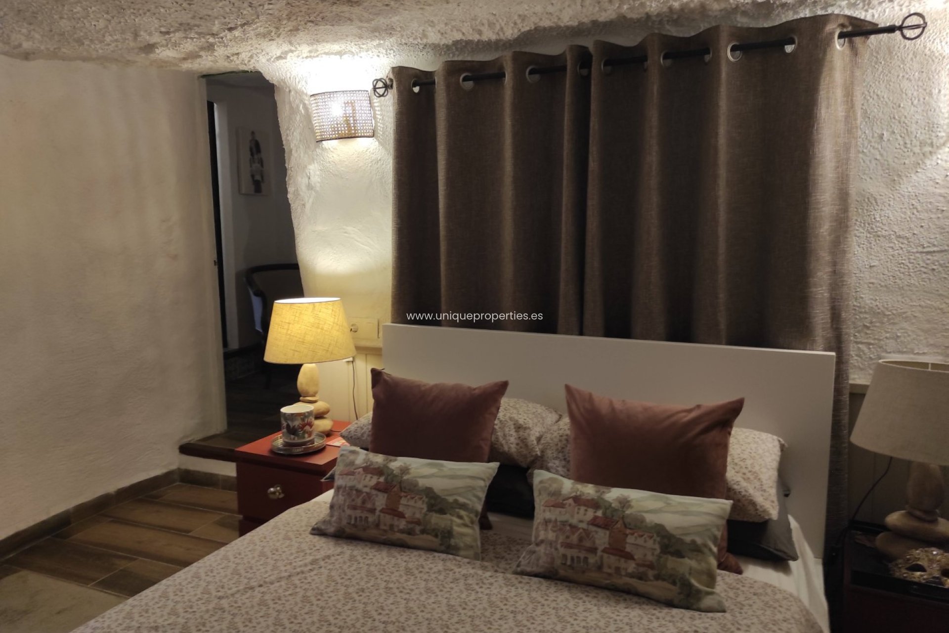 Herverkoop - Cave House -
Galera