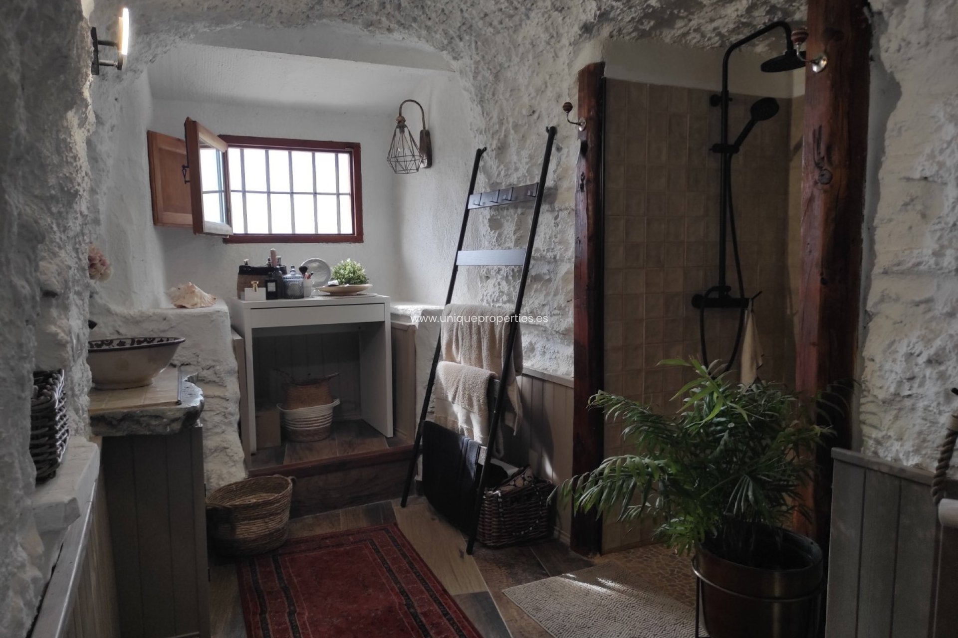 Herverkoop - Cave House -
Galera