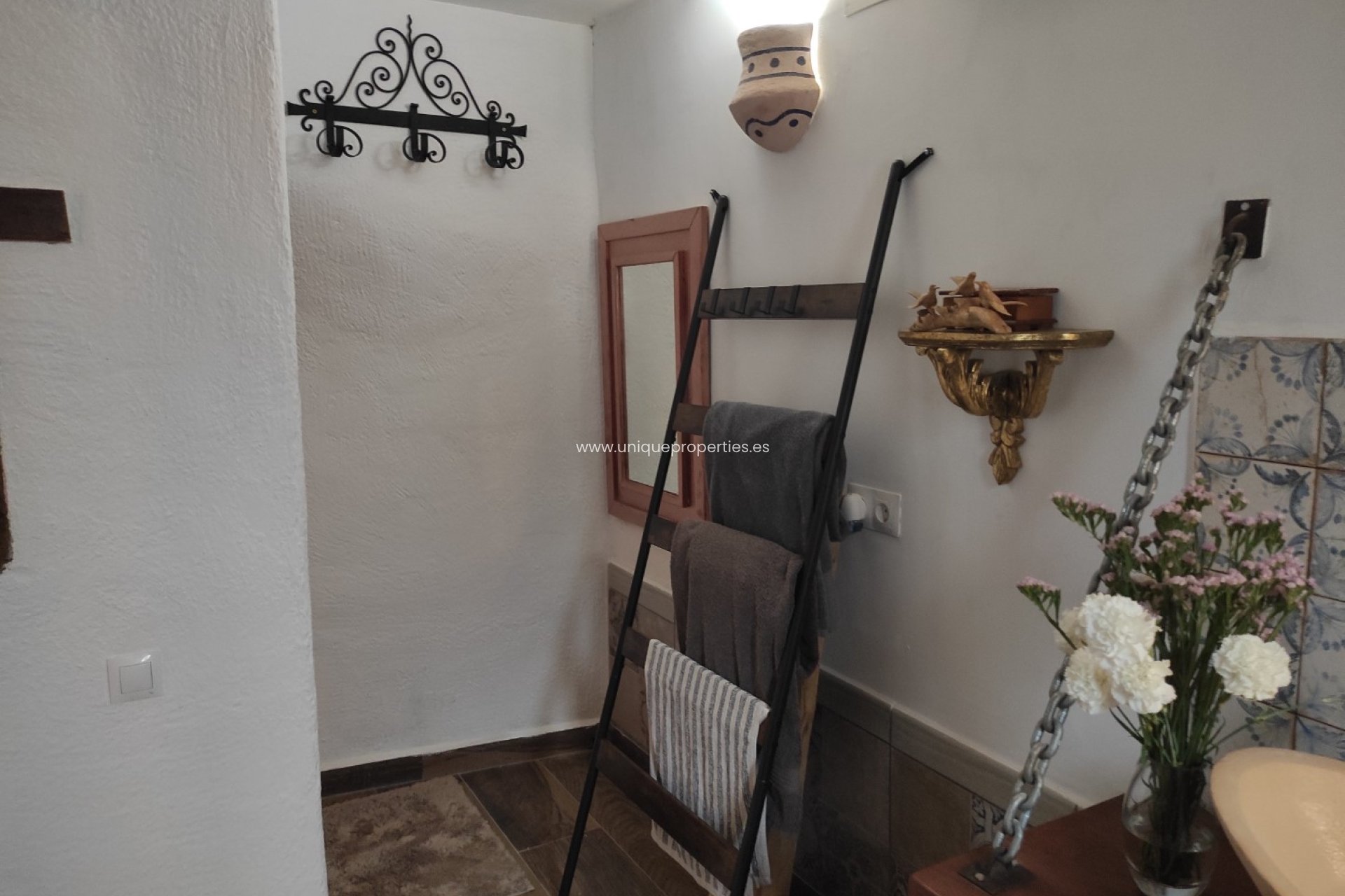 Herverkoop - Cave House -
Galera