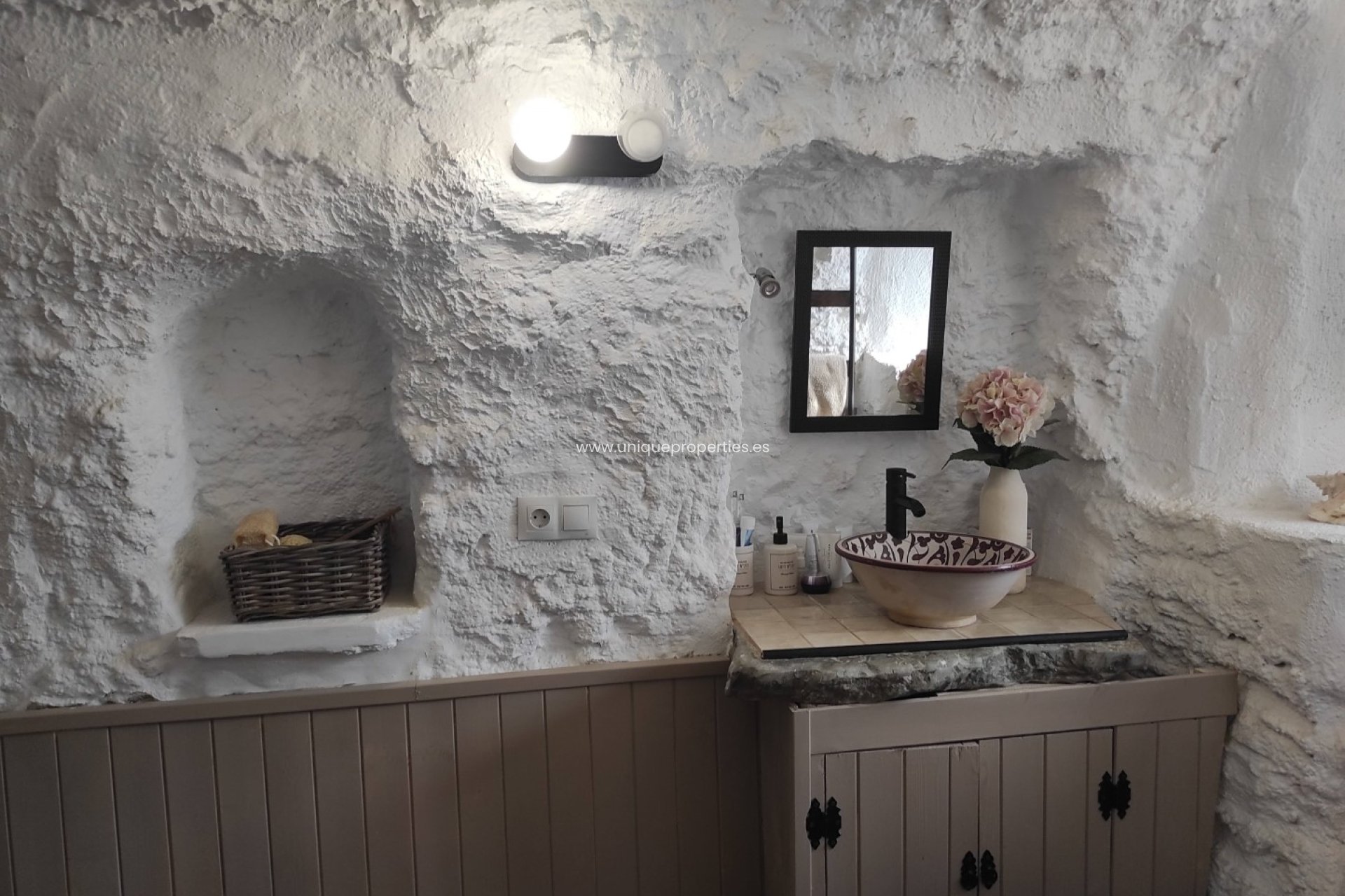 Herverkoop - Cave House -
Galera