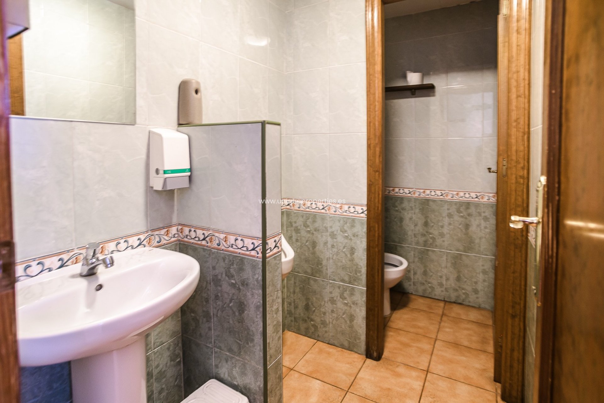 Herverkoop - Commercial Property -
Torrevieja - La Veleta