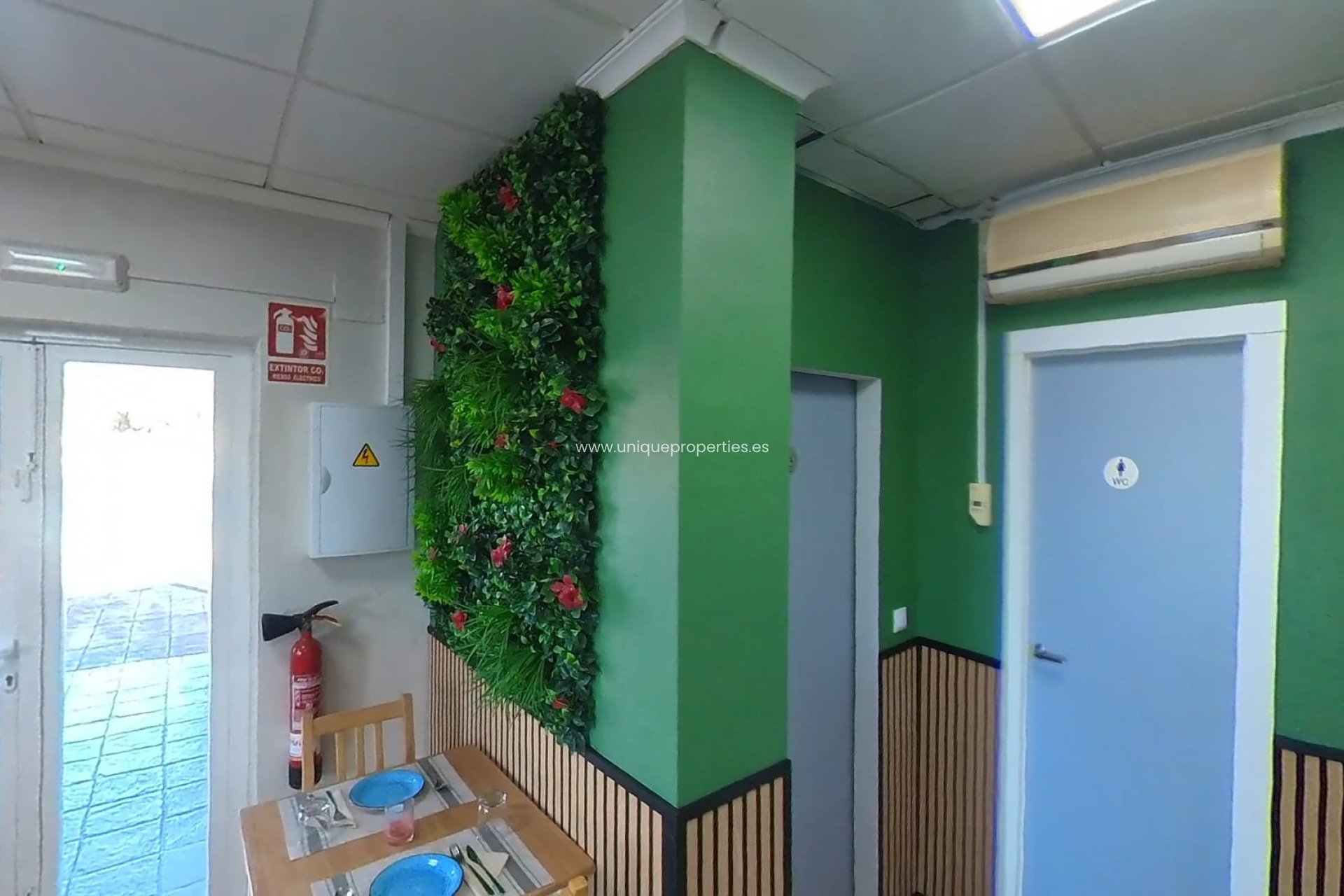 Herverkoop - Commercial Property -
Torrevieja - Puerto