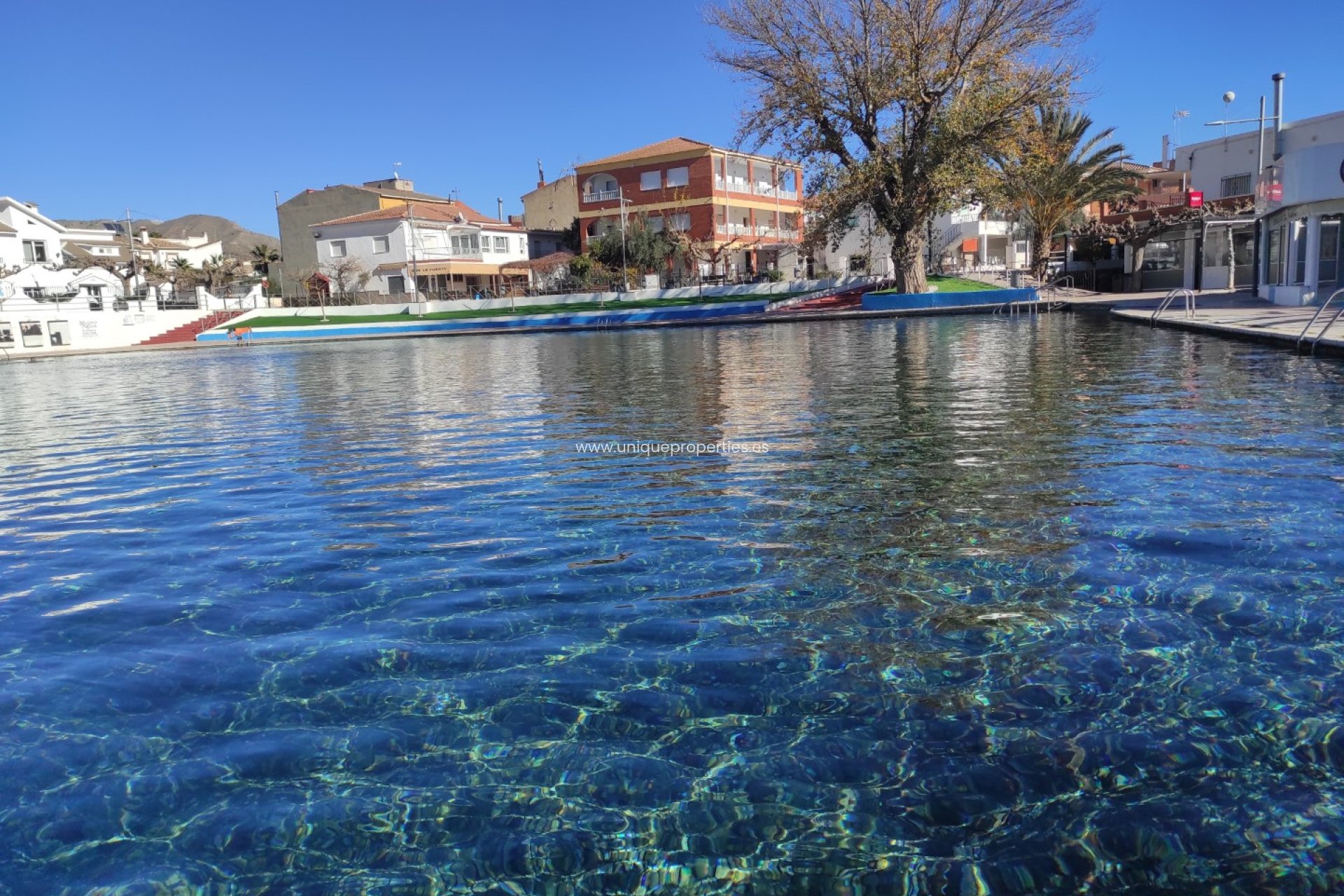 Herverkoop - Land -
Cela