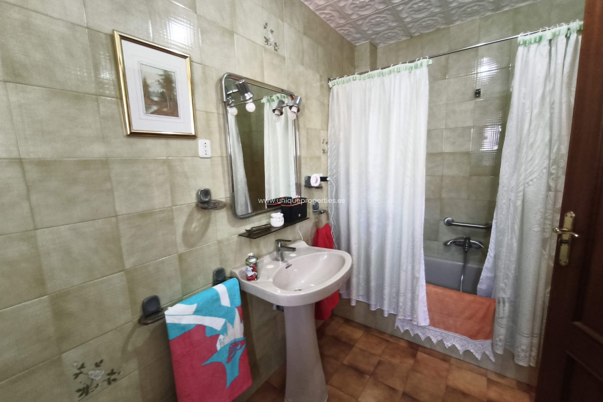 Herverkoop - Village House -
Baza