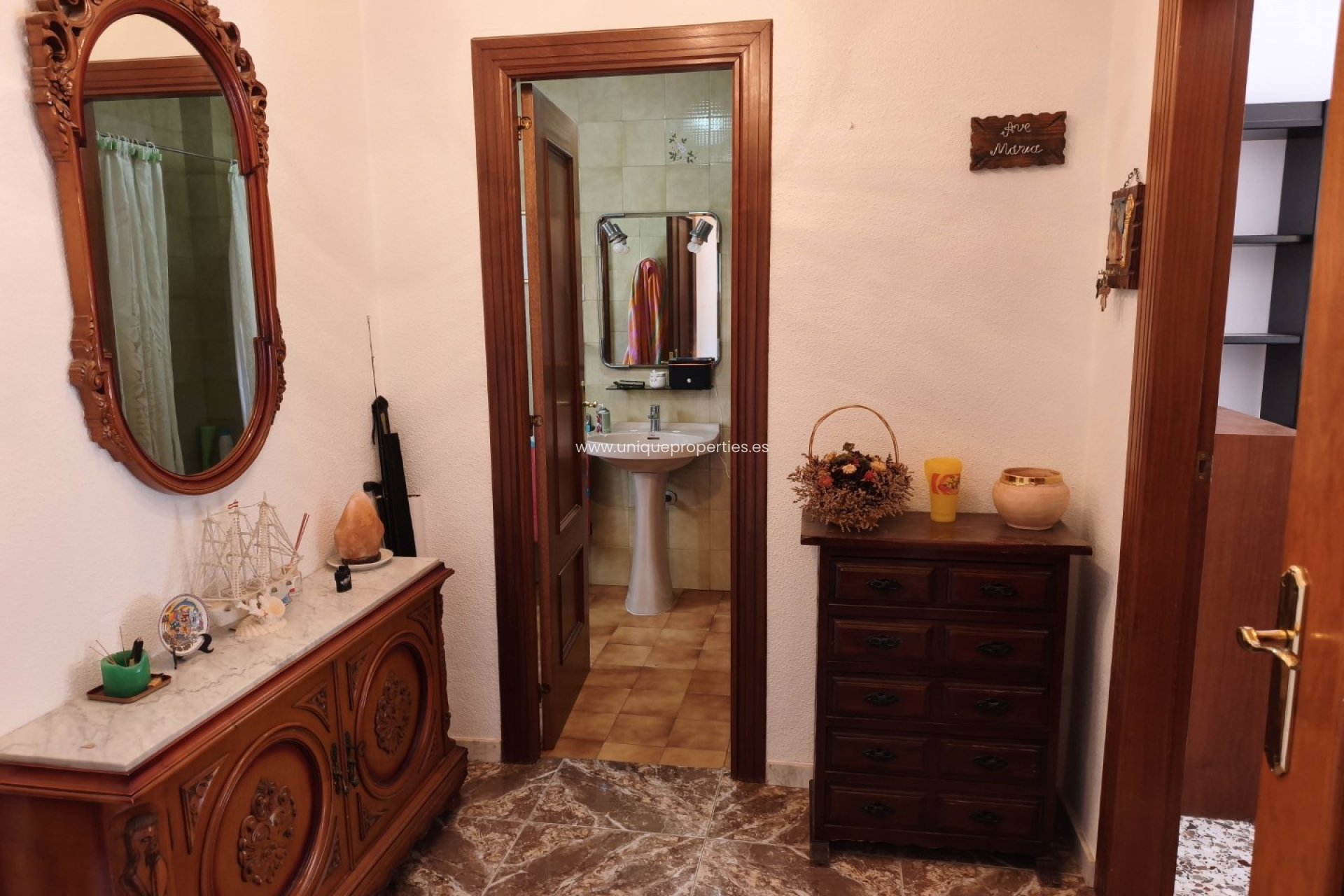 Herverkoop - Village House -
Baza
