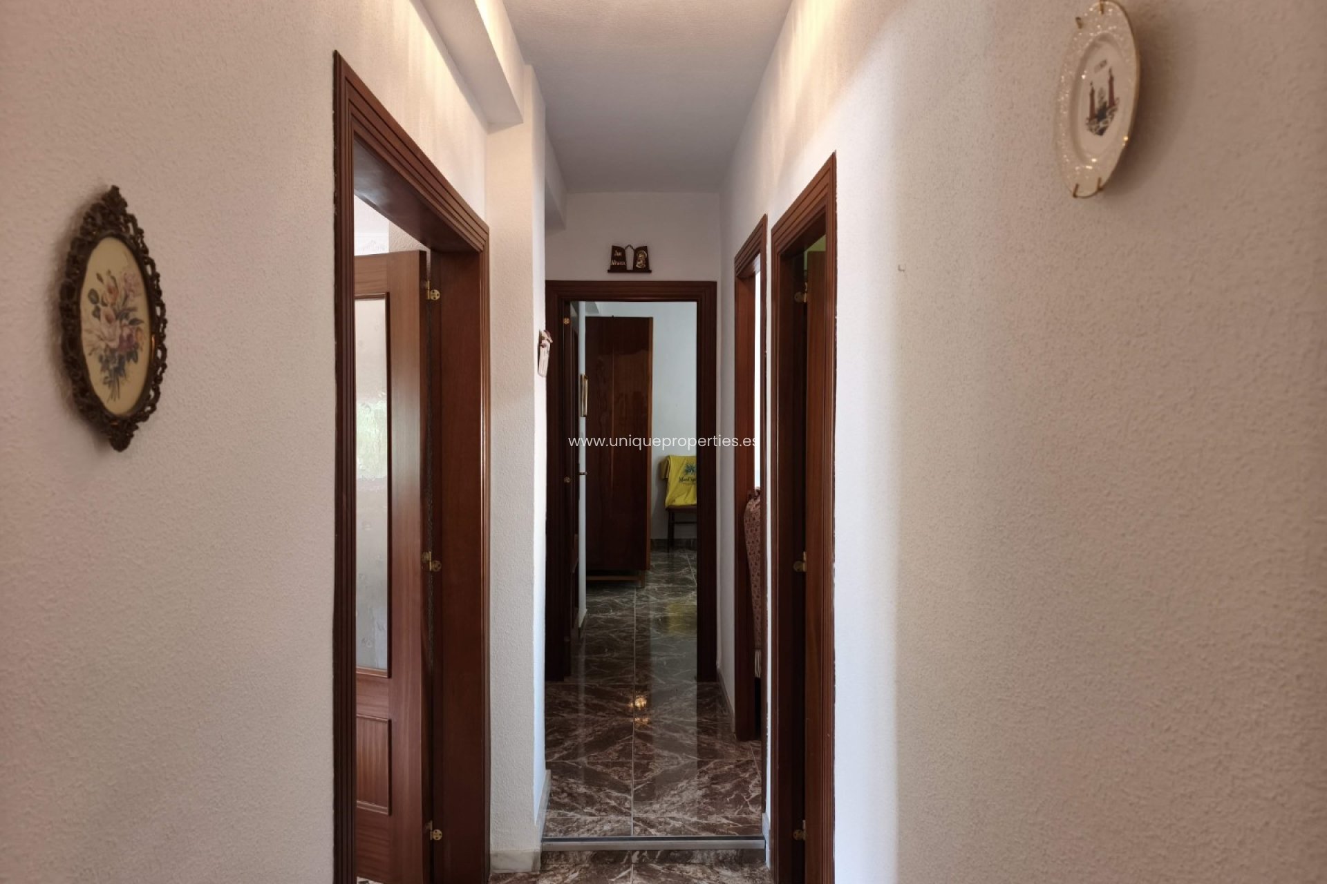 Herverkoop - Village House -
Baza