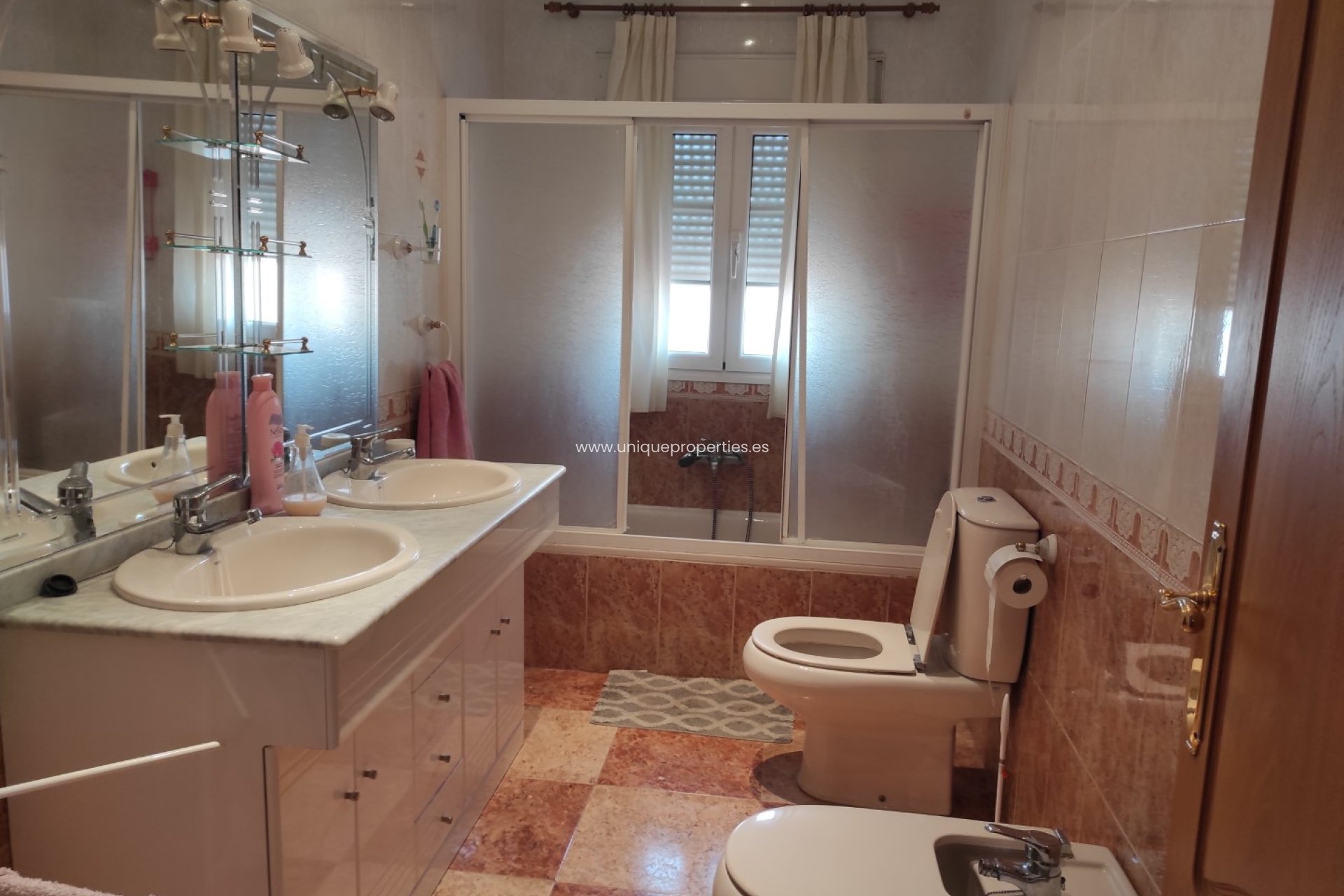 Herverkoop - Village House -
Lucar