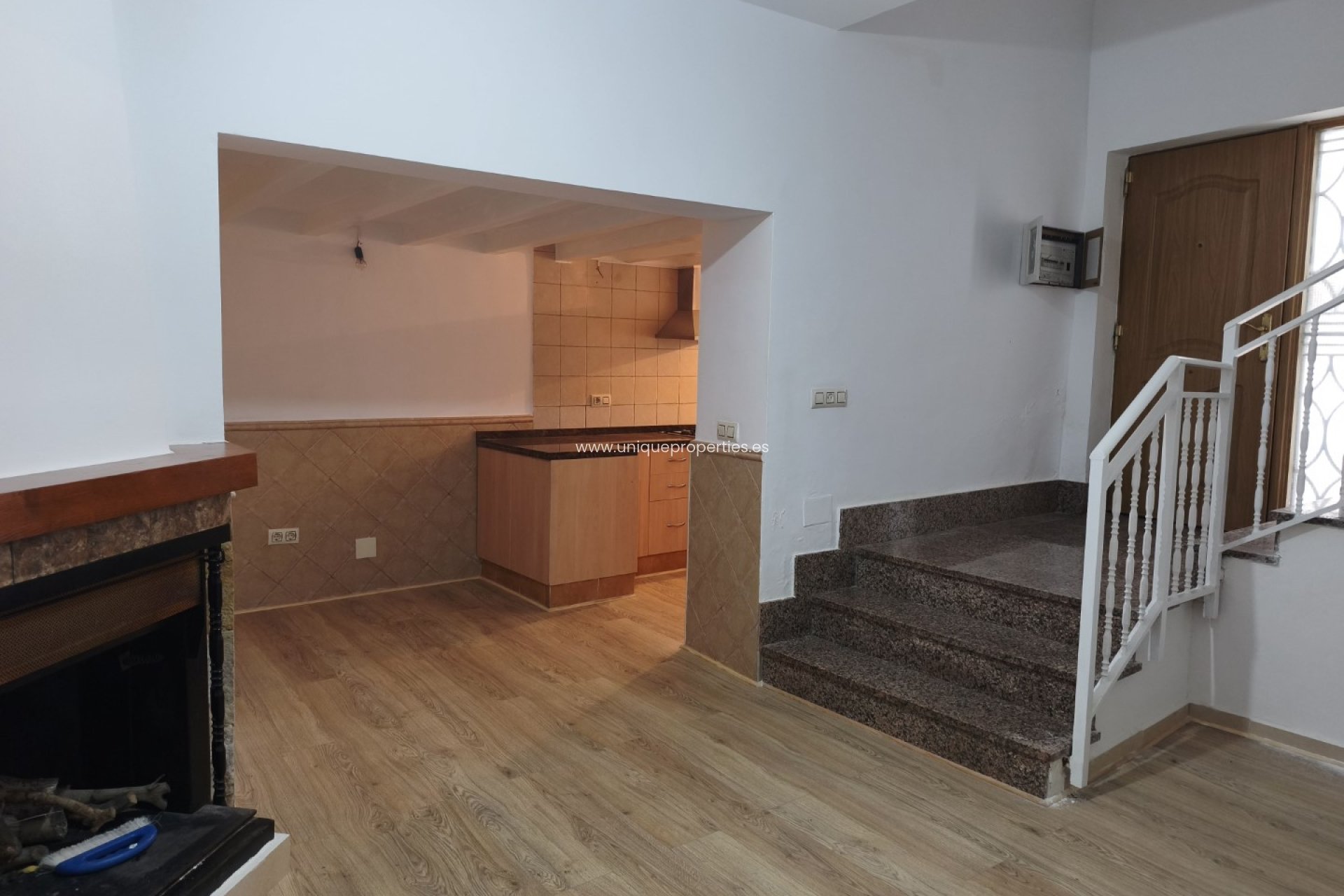 Herverkoop - Village House -
Somontin