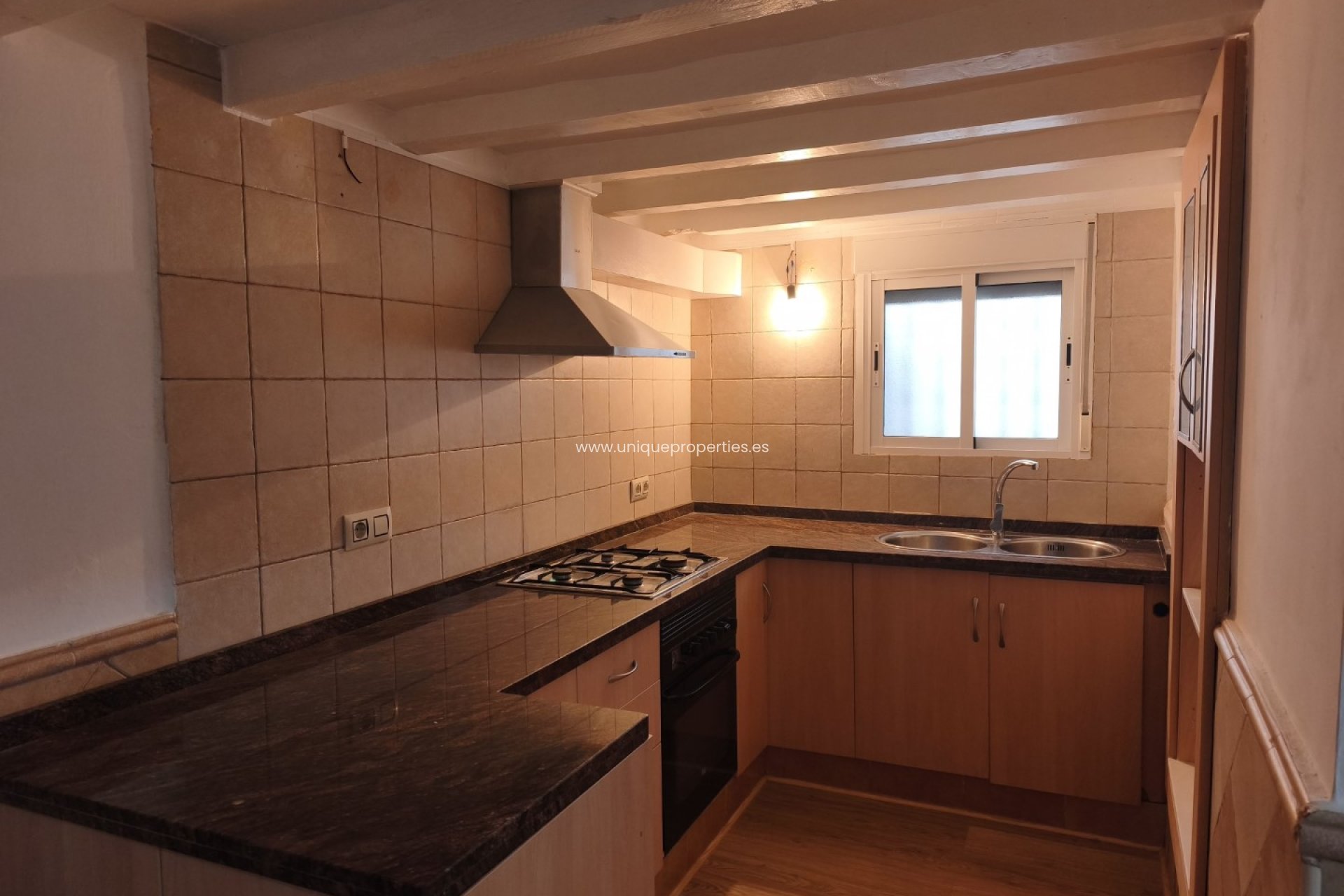 Herverkoop - Village House -
Somontin