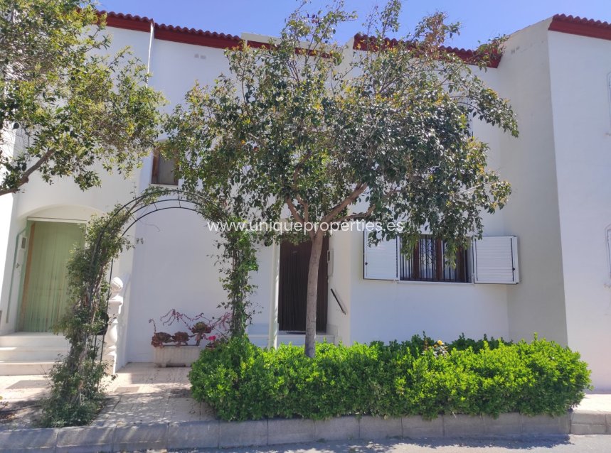 Herverkoop - Village House -
Urracal