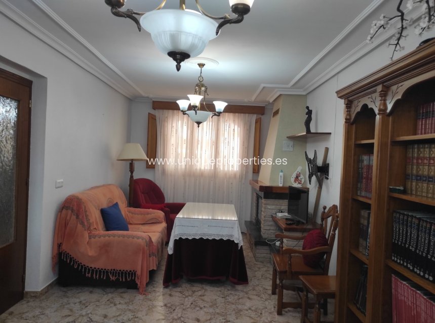 Herverkoop - Village House -
Urracal