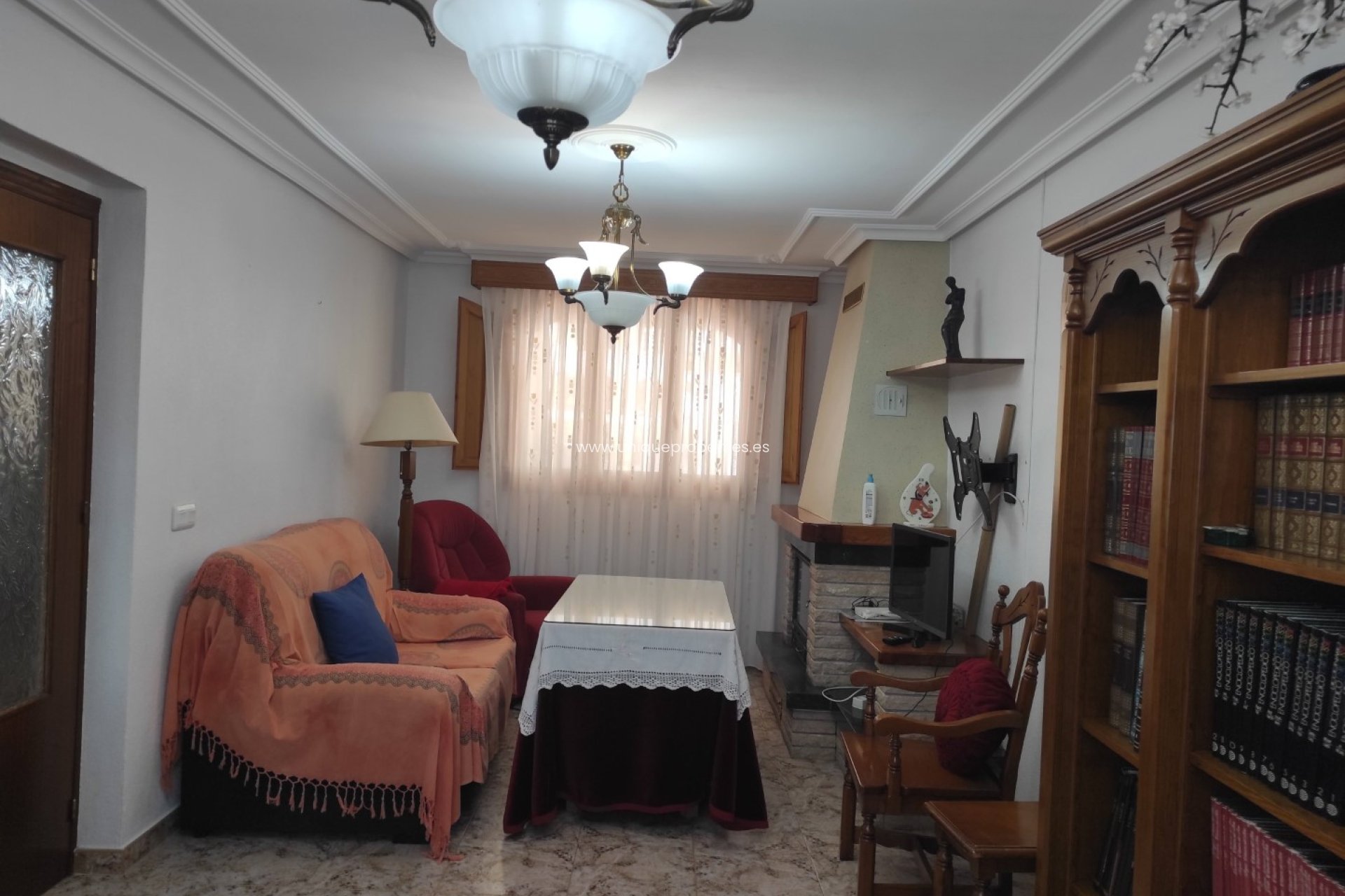 Herverkoop - Village House -
Urracal