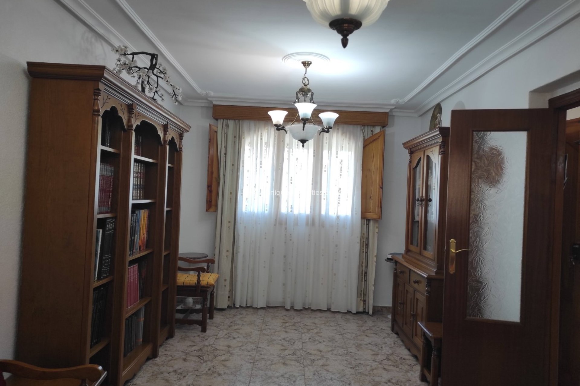 Herverkoop - Village House -
Urracal