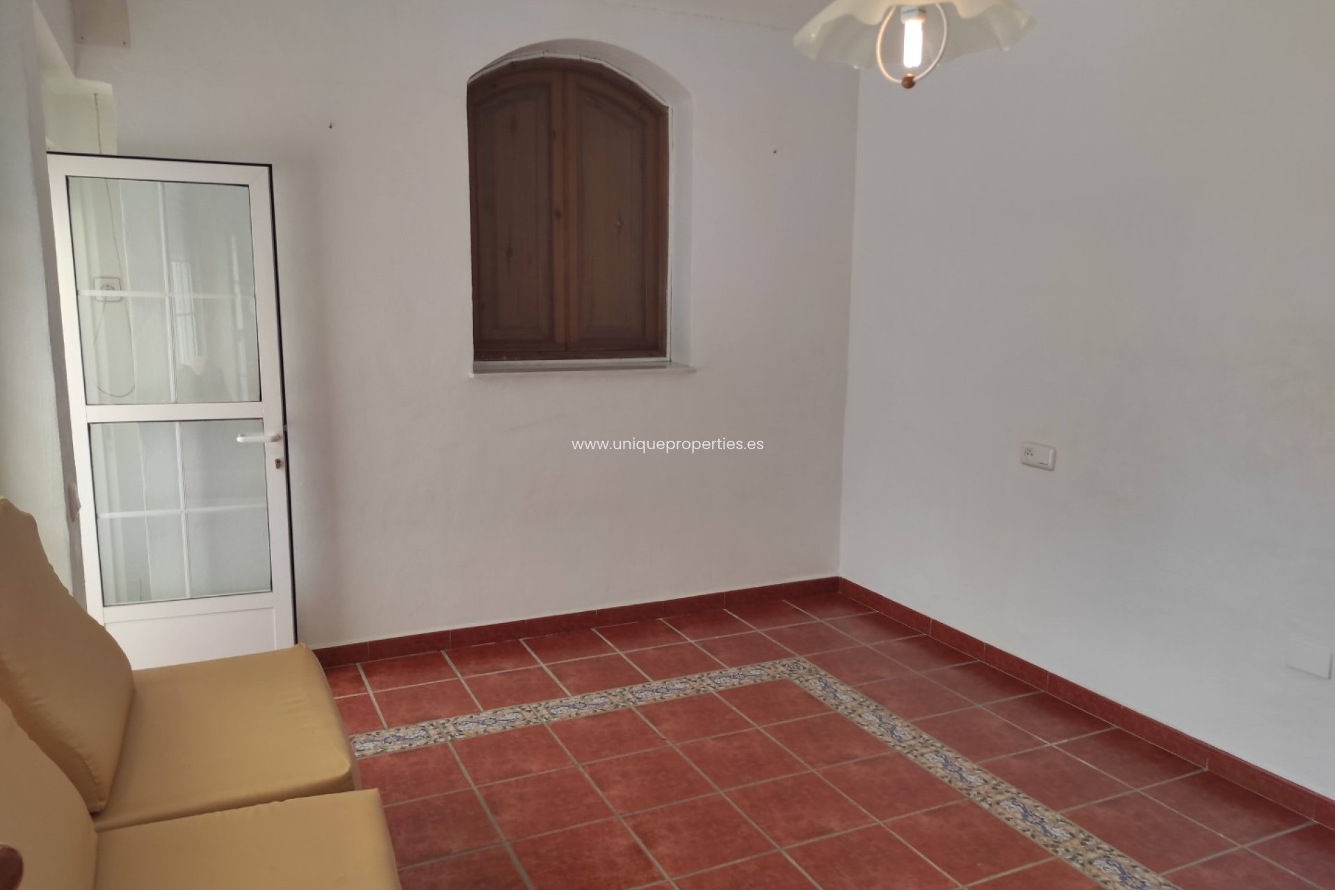 Herverkoop - Village House -
Urracal