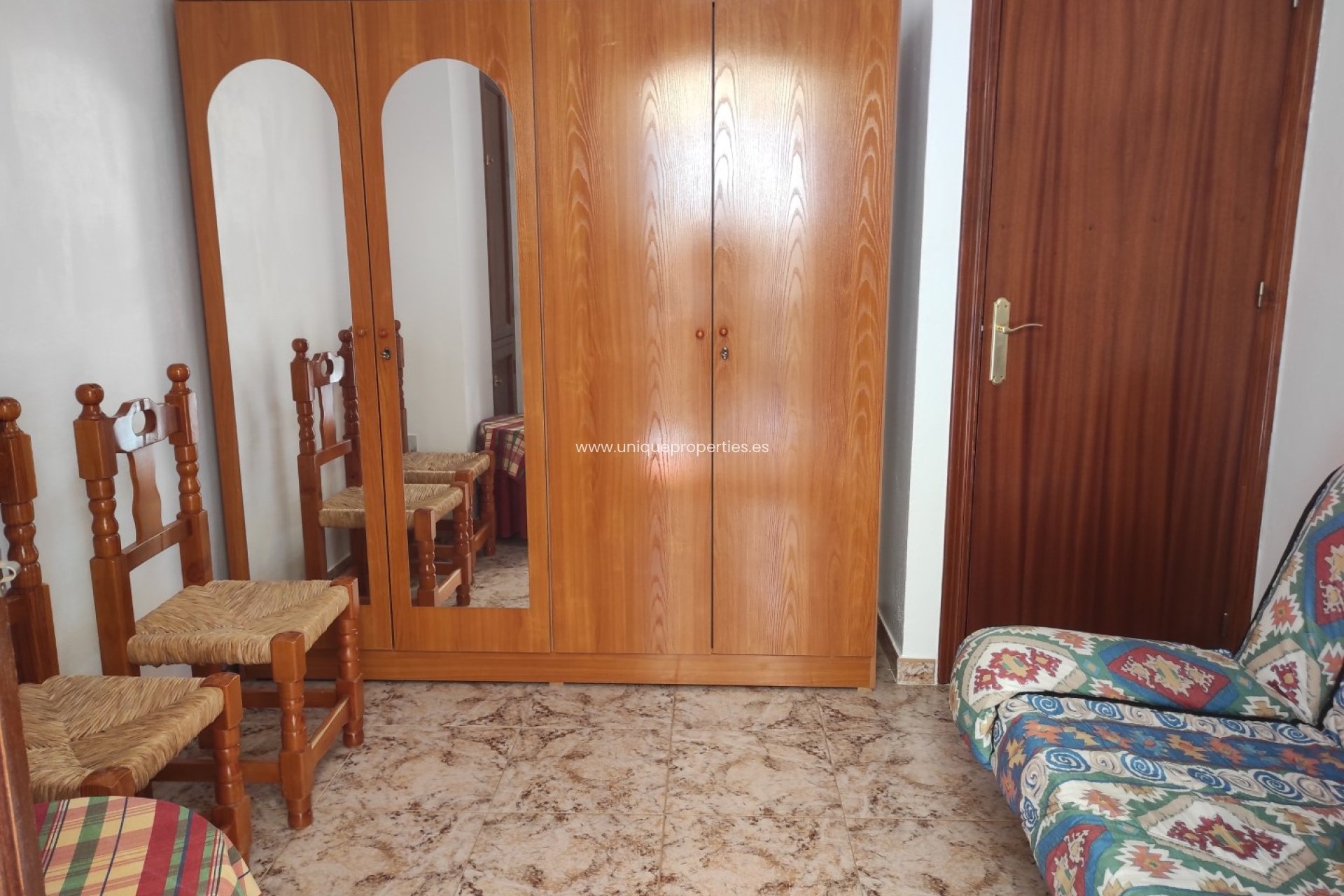 Herverkoop - Village House -
Urracal