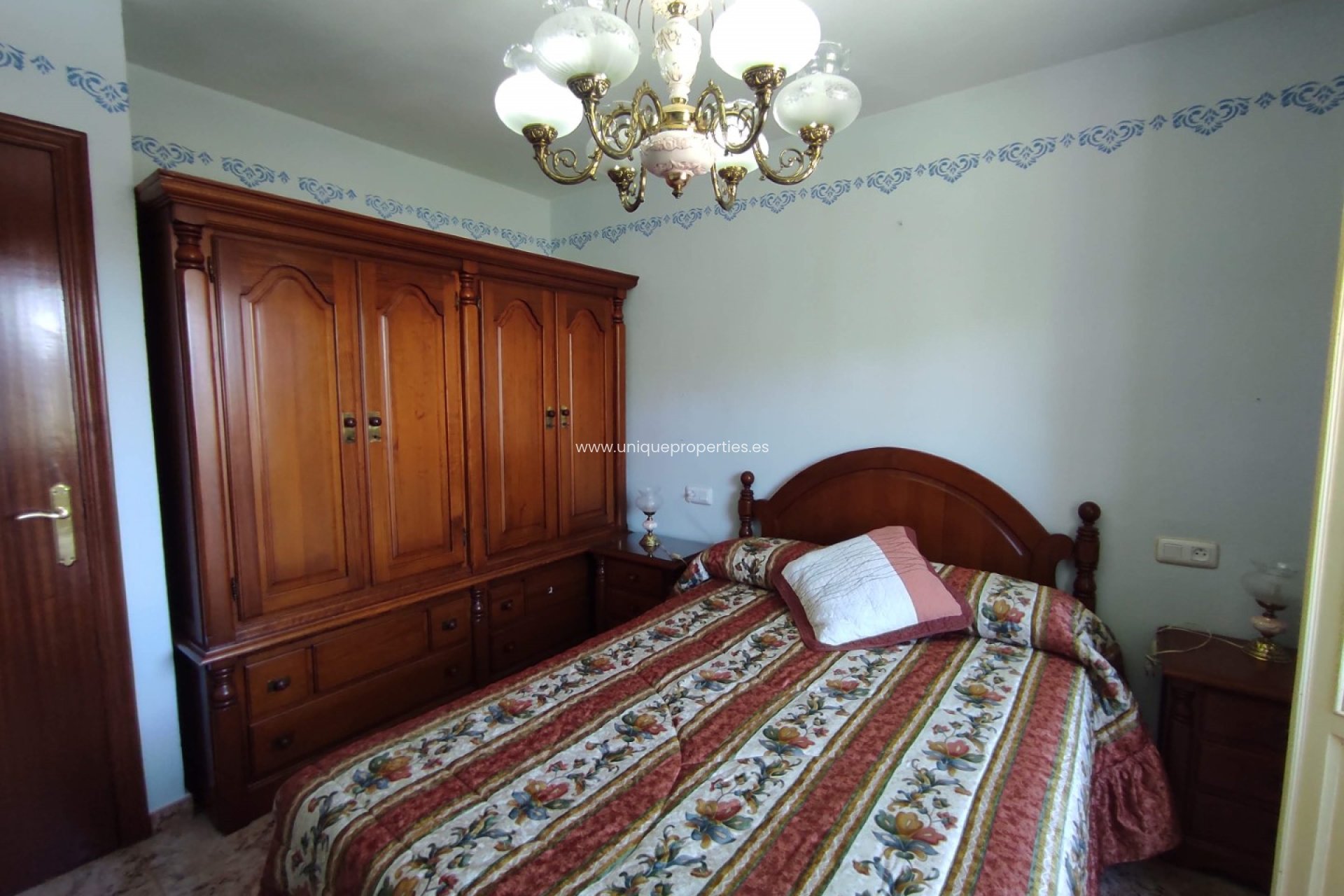 Herverkoop - Village House -
Urracal
