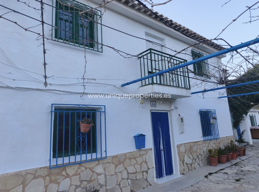 Resale - Cortijo -
Huescar