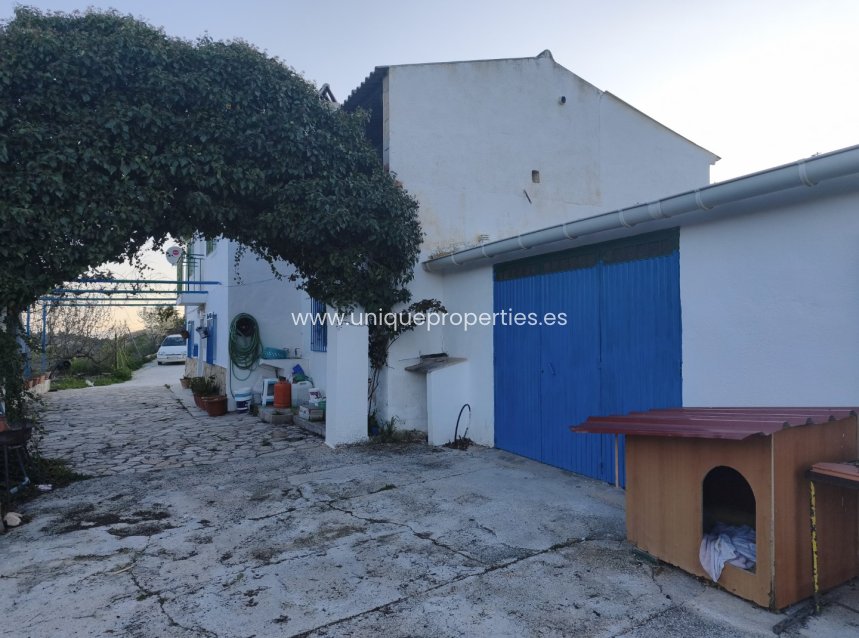 Resale - Cortijo -
Huescar