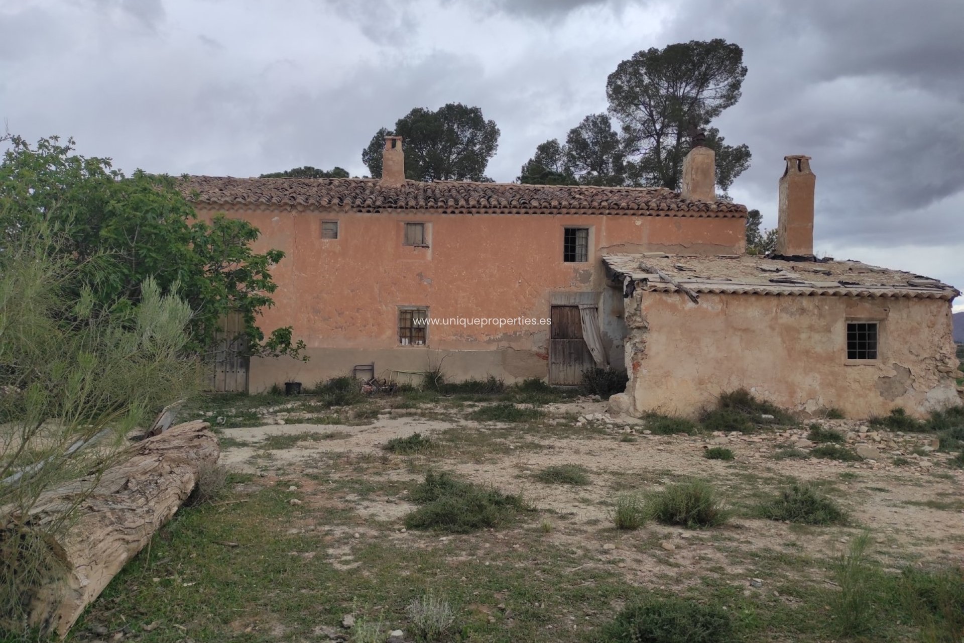 Resale - Cortijo -
Huescar