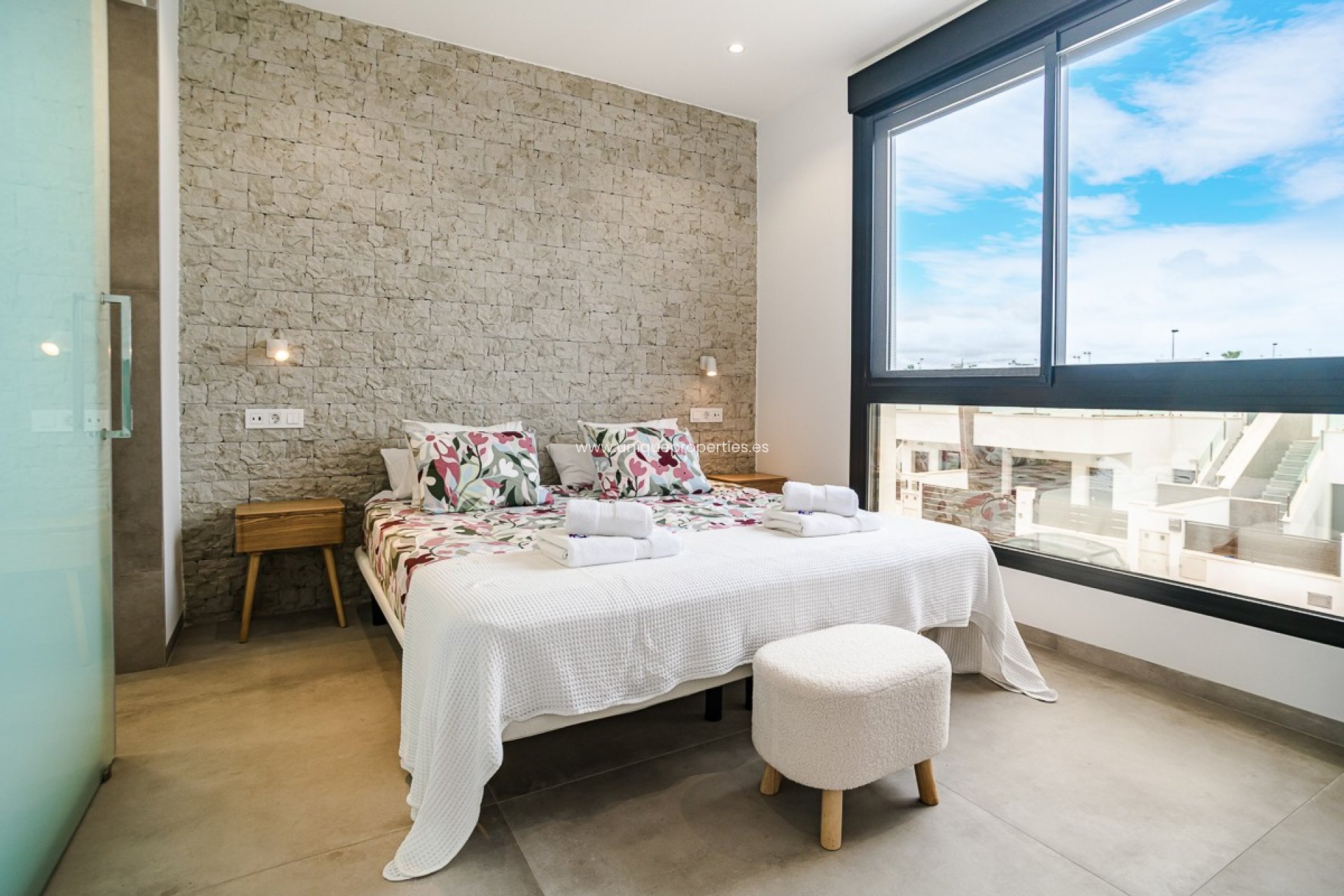 Resale - Penthouse -
LO PAGÁN