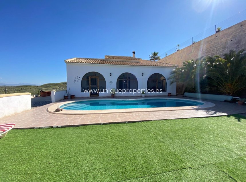 Resale - Villa -
Albanchez