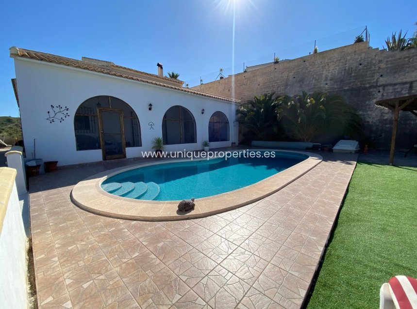 Resale - Villa -
Albanchez