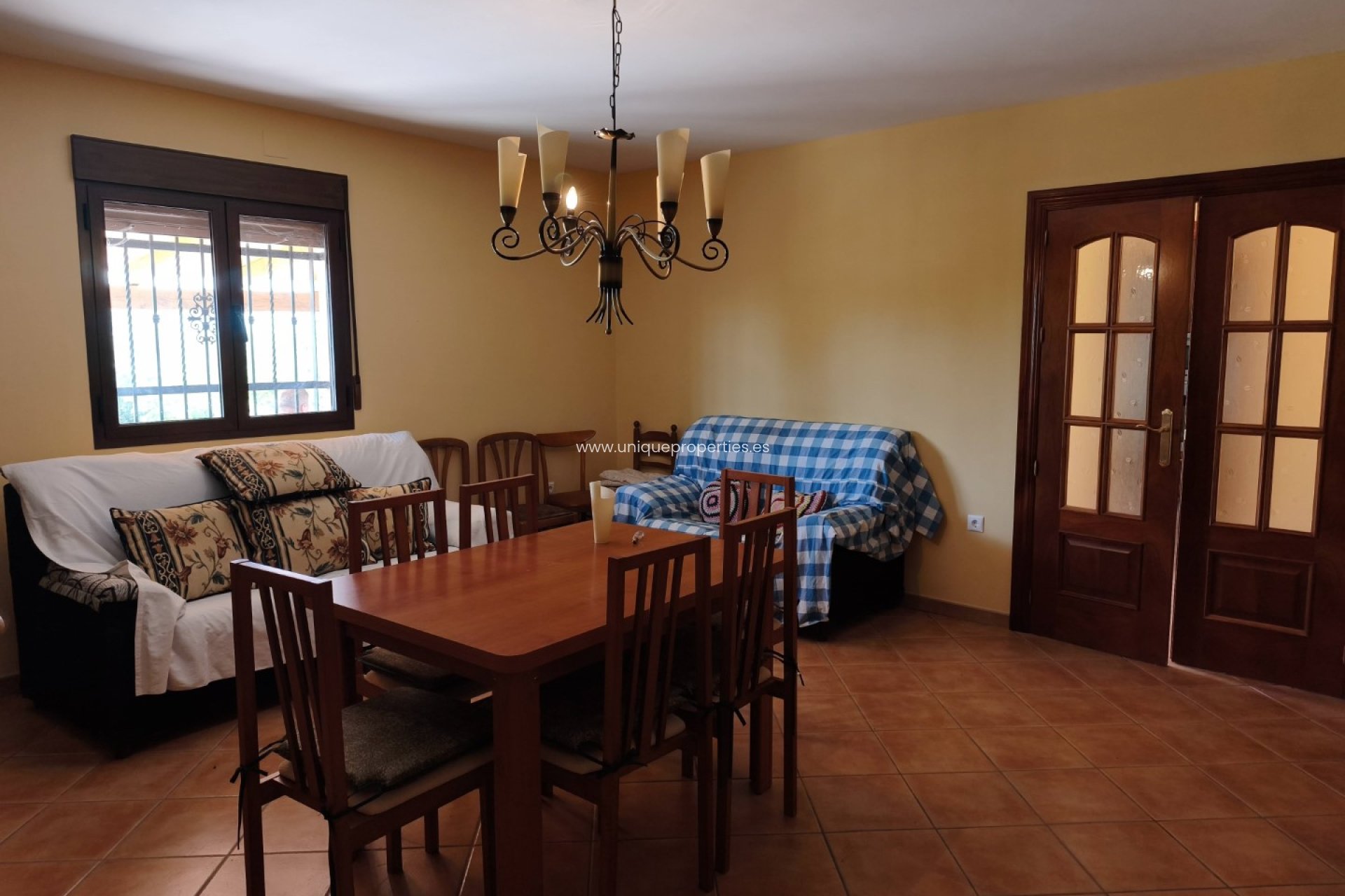 Resale - Villa -
Huescar