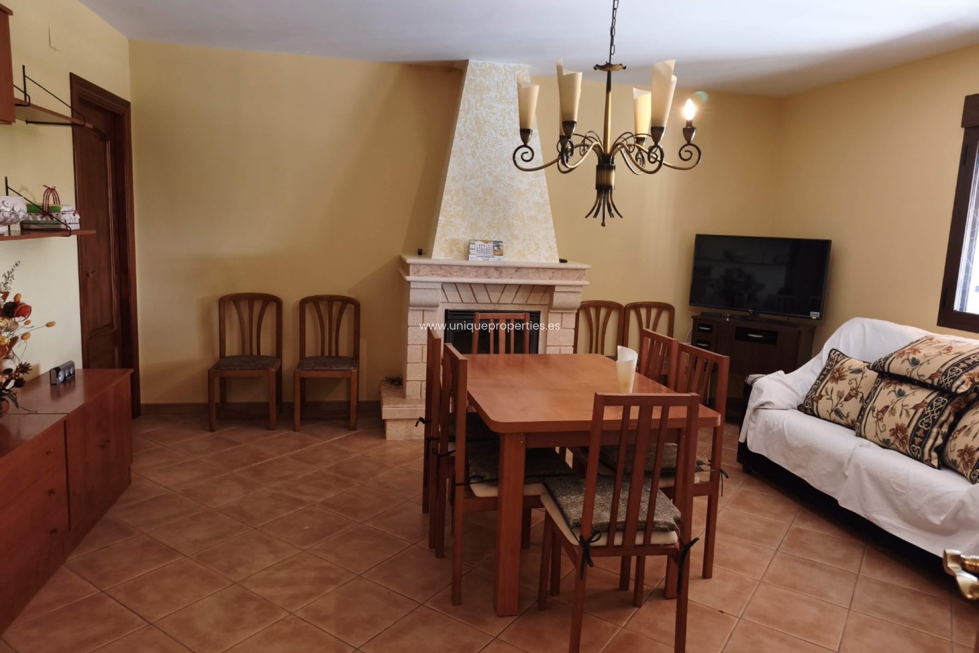 Resale - Villa -
Huescar