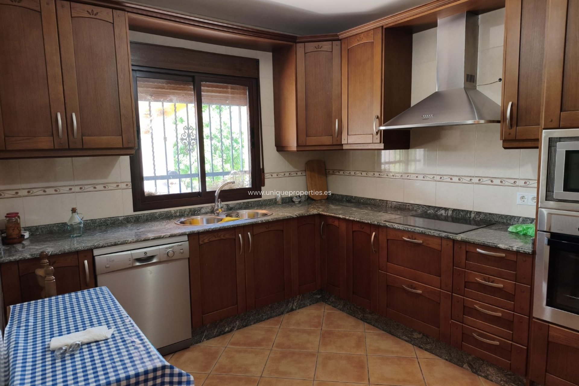Resale - Villa -
Huescar