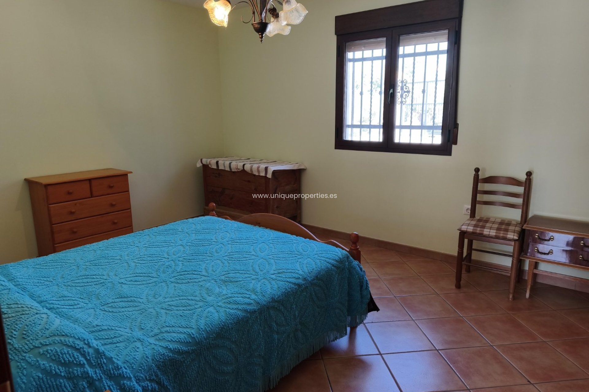 Resale - Villa -
Huescar
