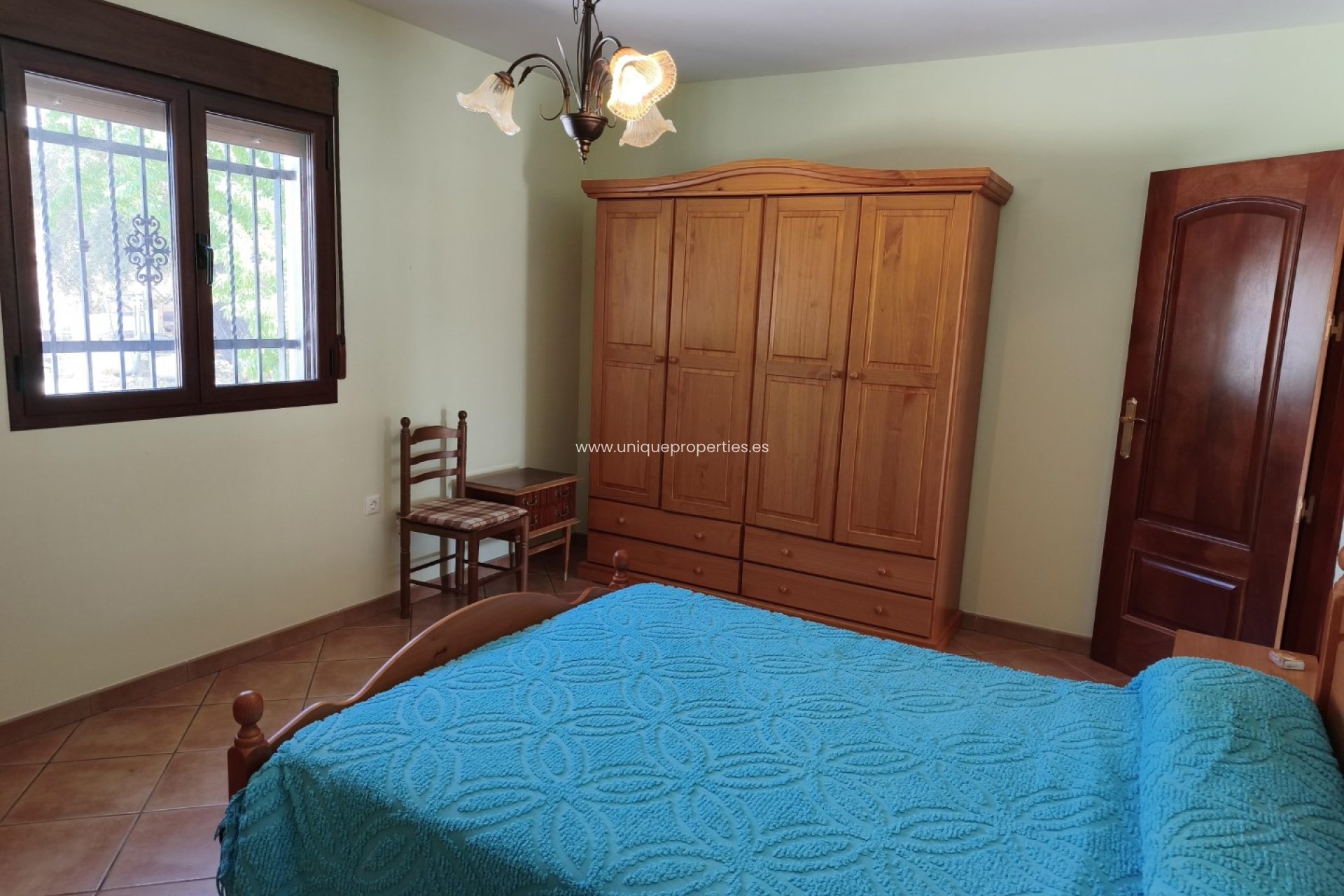 Resale - Villa -
Huescar