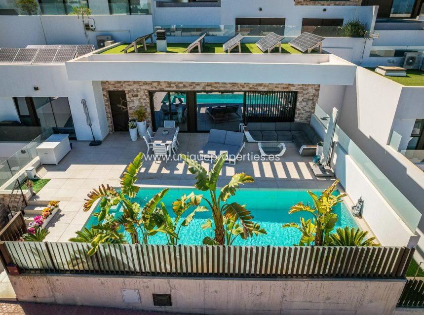 Resale - Villa -
ROJALES
