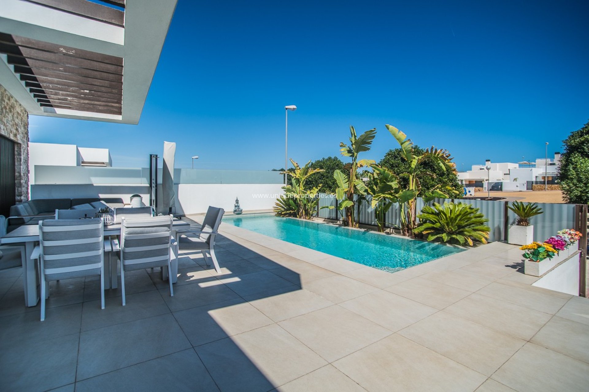Resale - Villa -
ROJALES