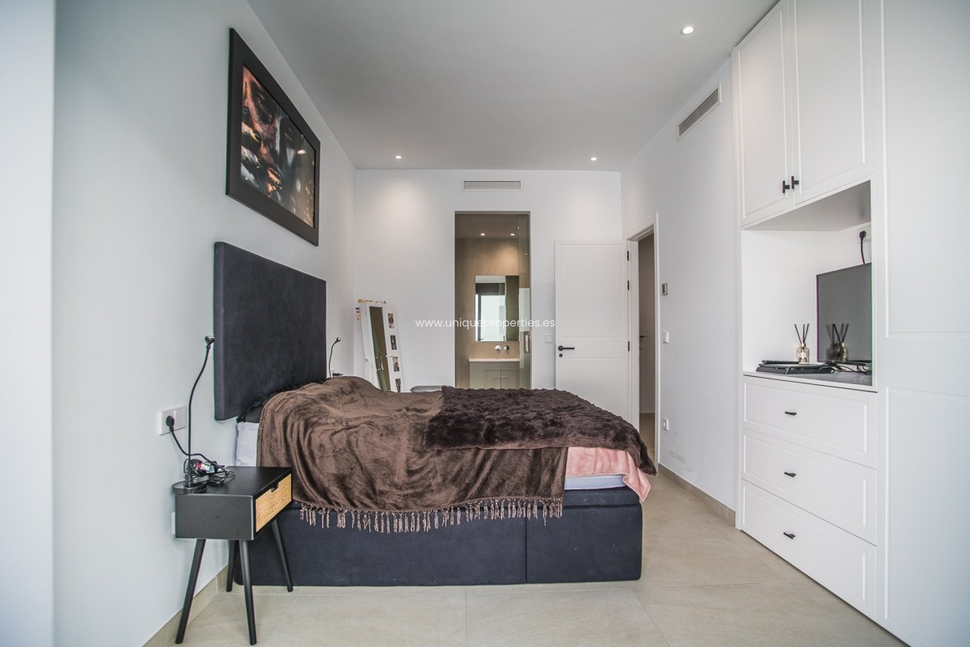 Resale - Villa -
ROJALES