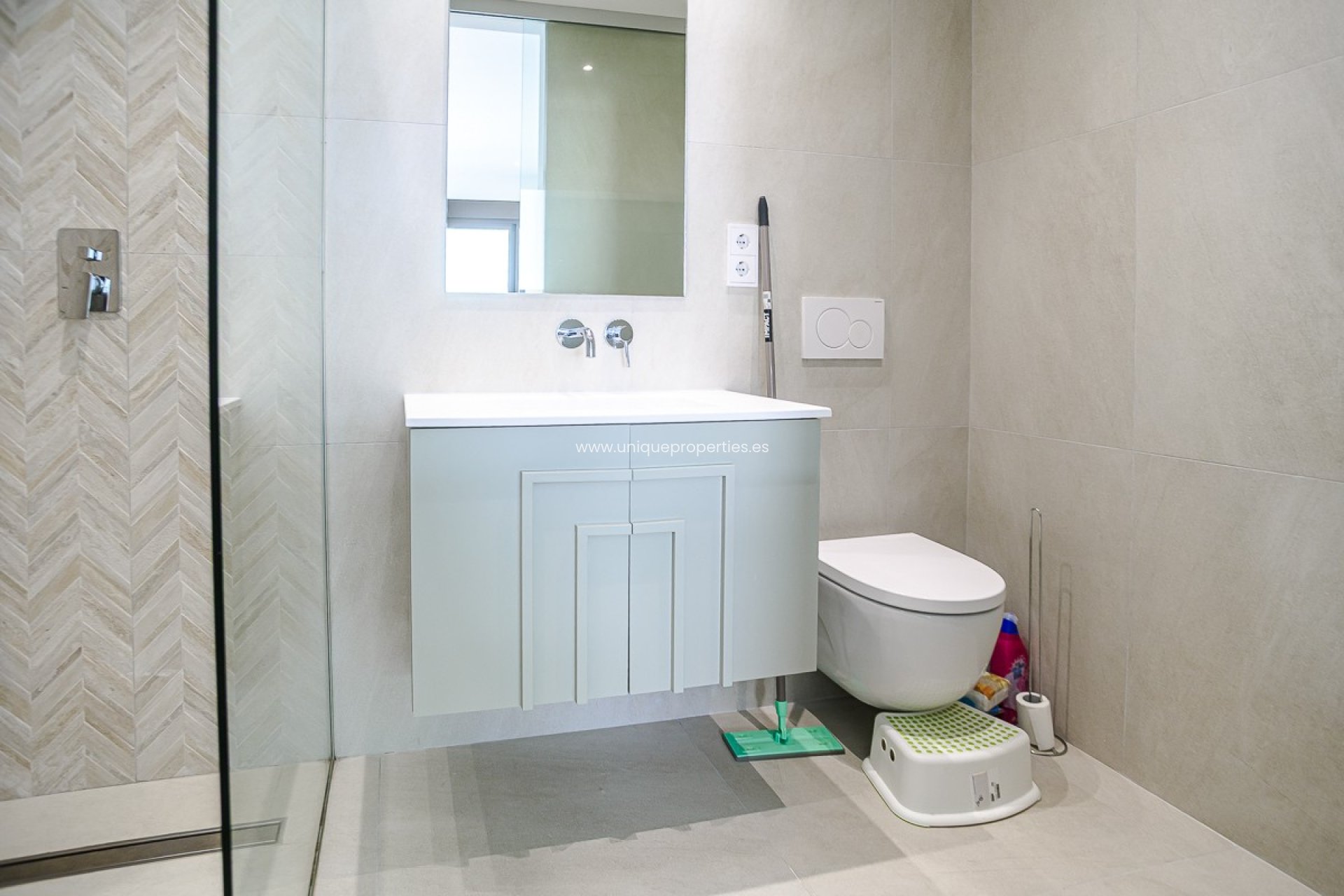 Resale - Villa -
ROJALES