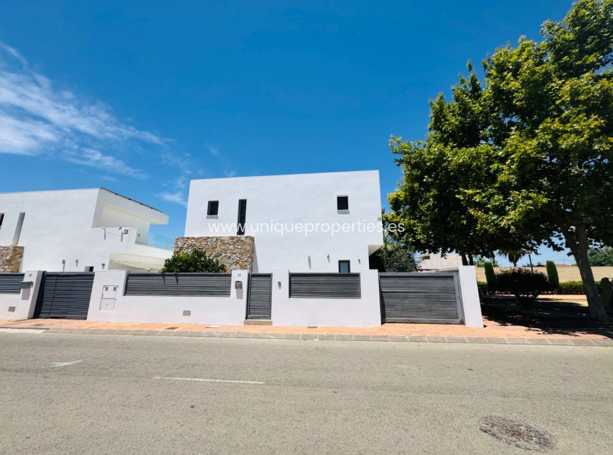 Resale - Villa -
San Pedro del Pinatar - Lo pagan