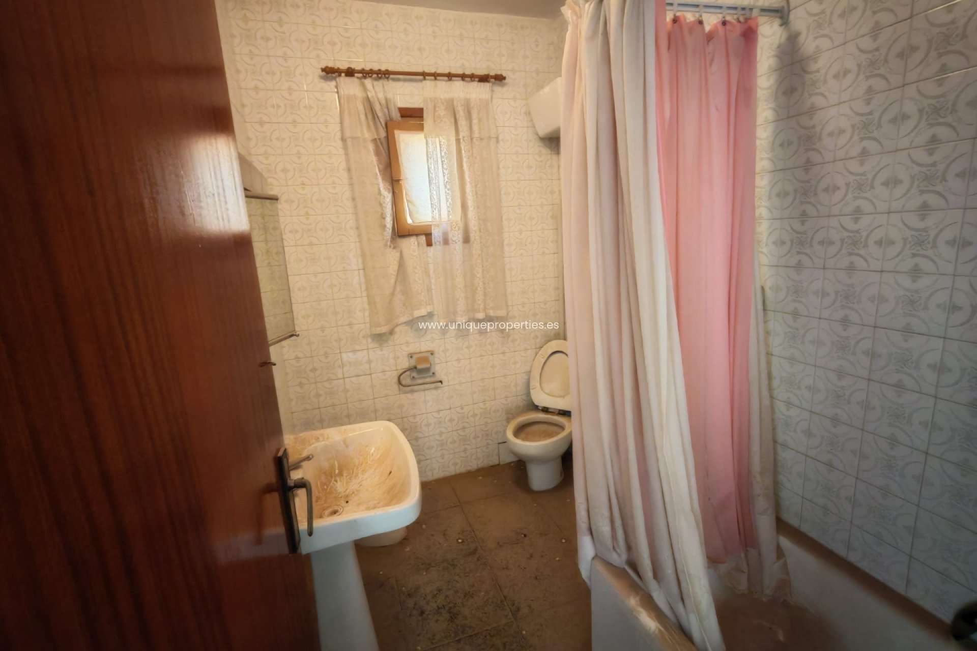 Resale - Village House -
Caniles