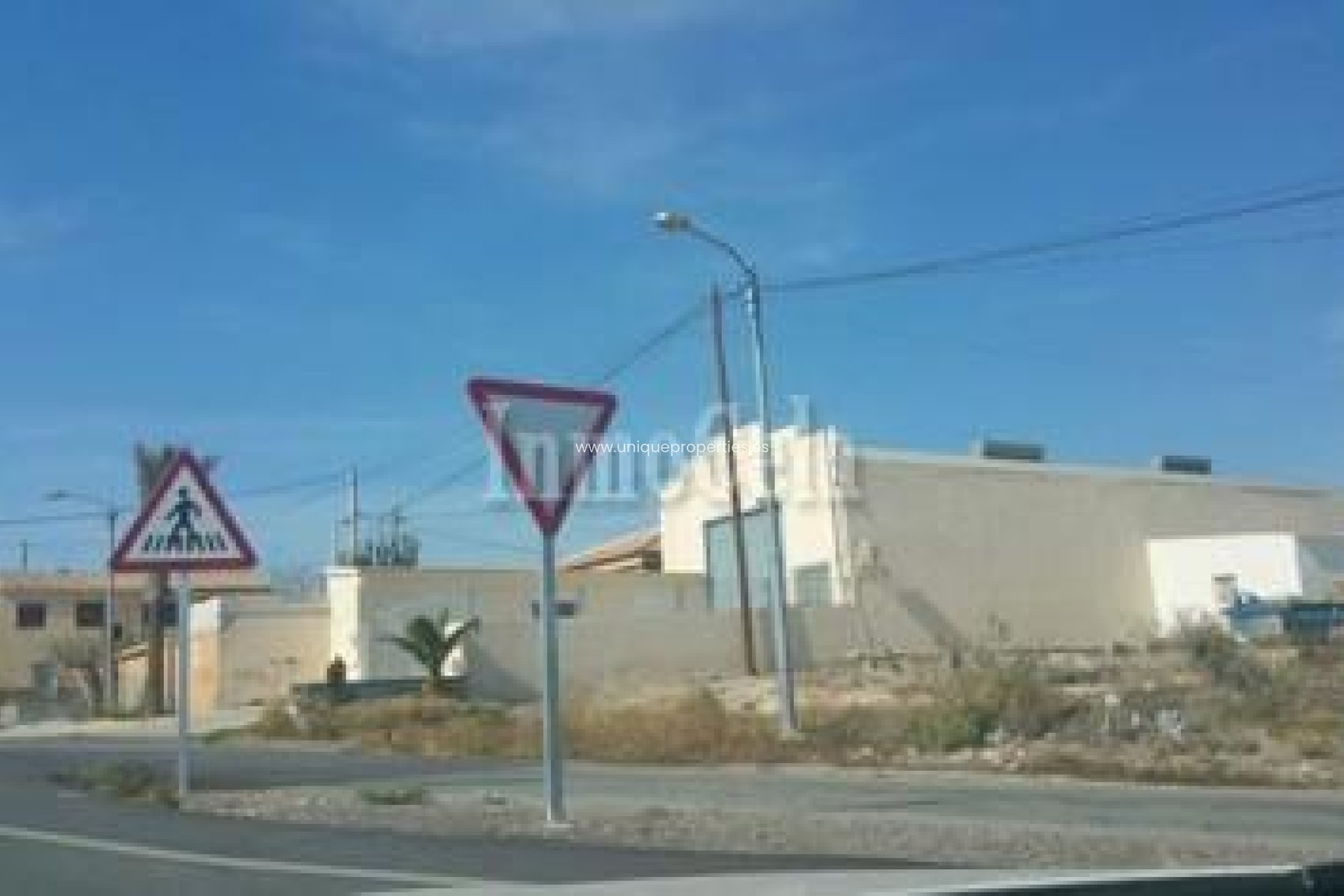 Reventa - Comercial -
Albox