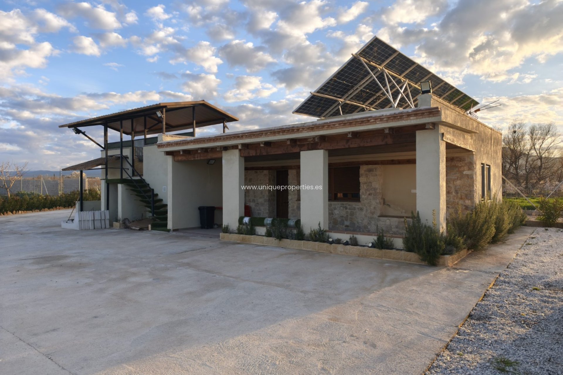 Reventa - Cortijo -
Baza