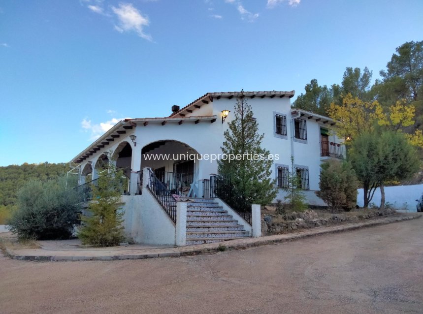 Reventa - Cortijo -
Huescar