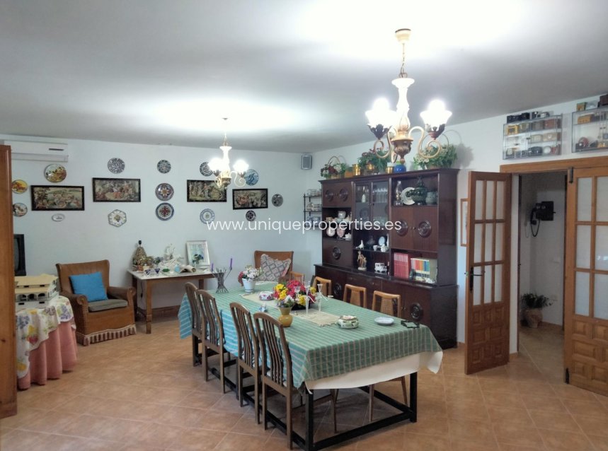 Reventa - Cortijo -
Huescar