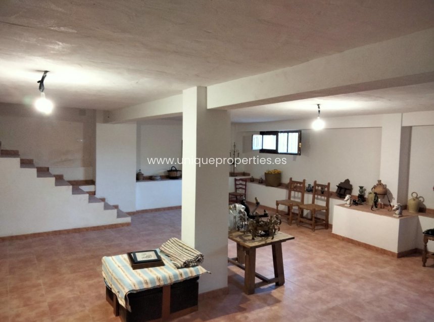 Reventa - Cortijo -
Huescar