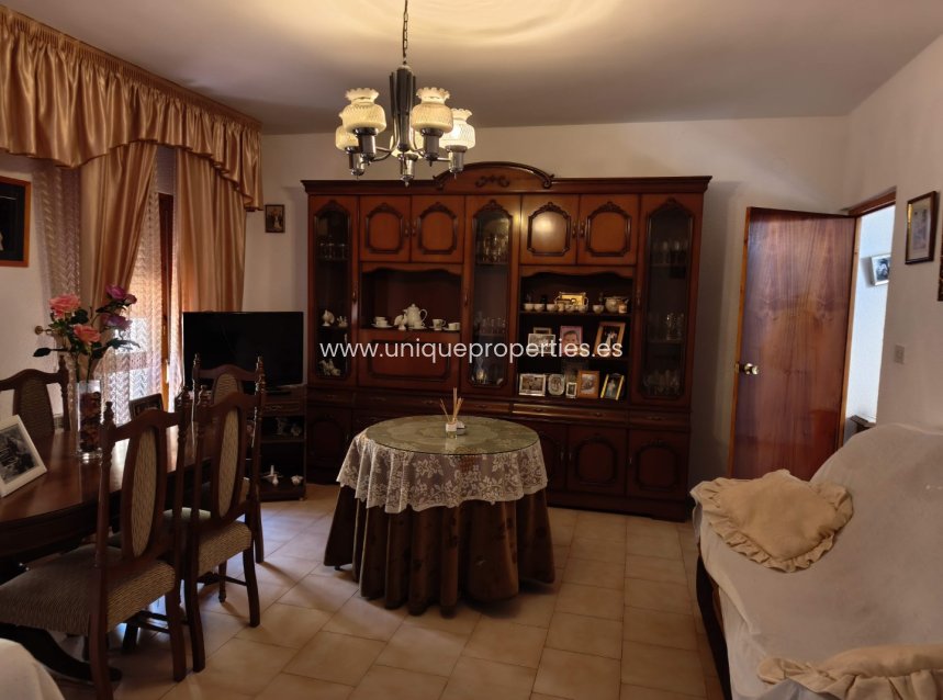 Reventa - Country House -
Baza