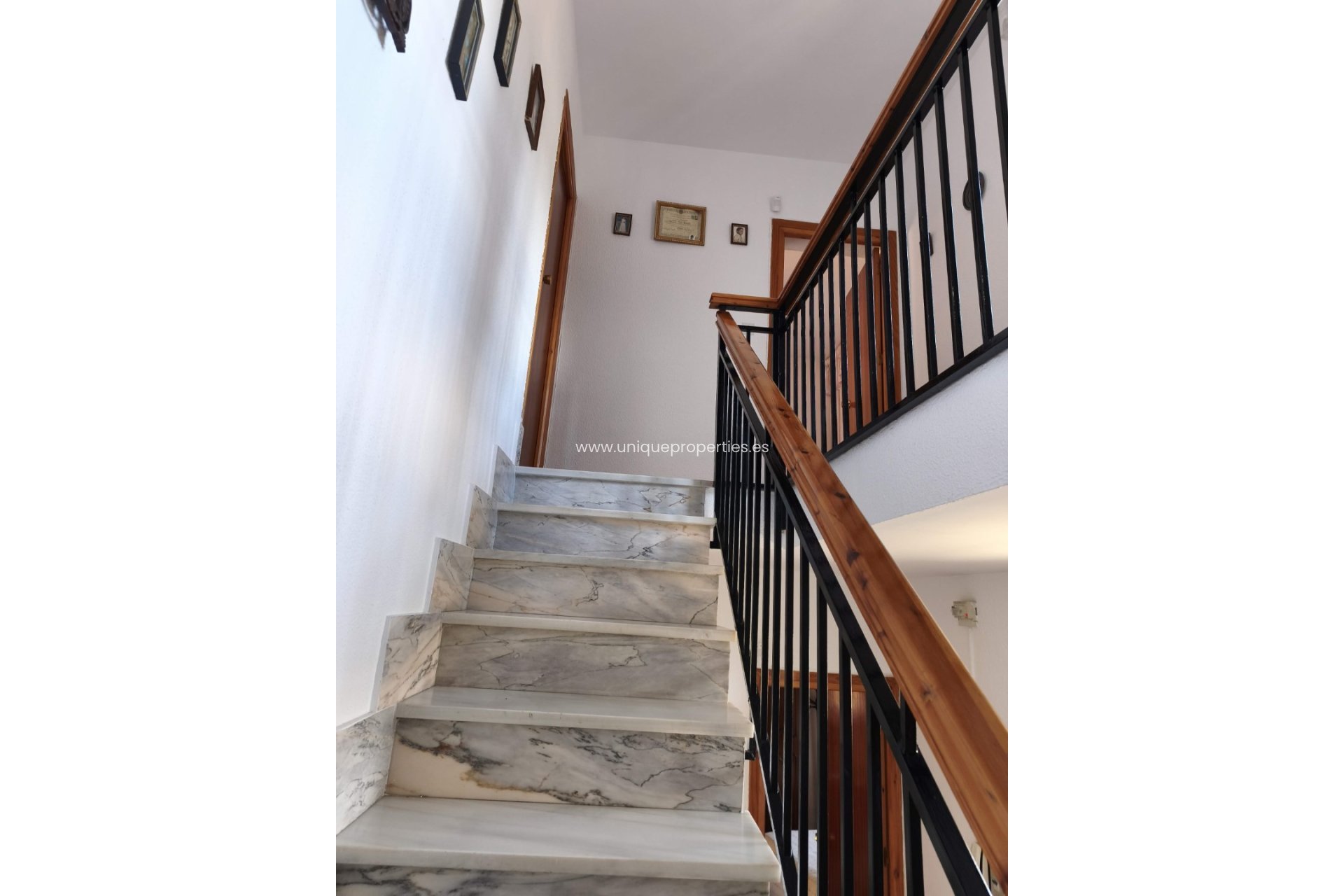 Reventa - Country House -
Baza