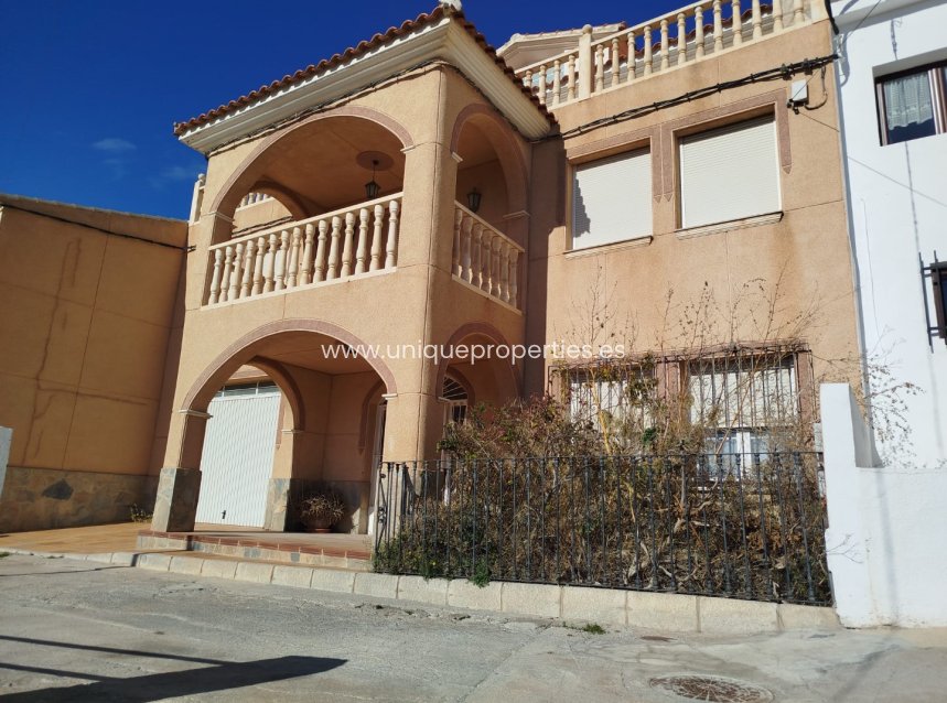 Reventa - Village House -
Lucar