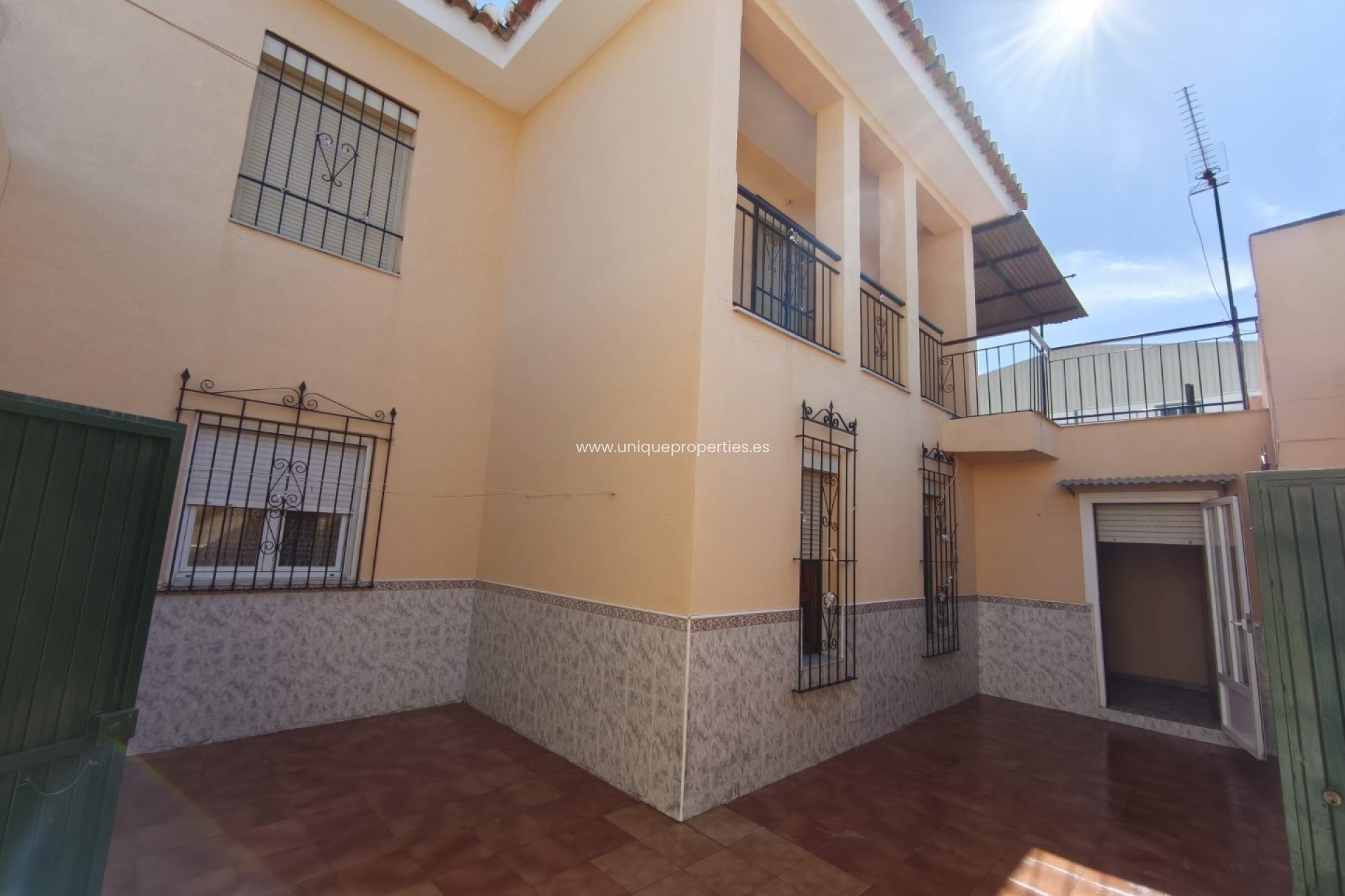 Revente - Country House -
Baza